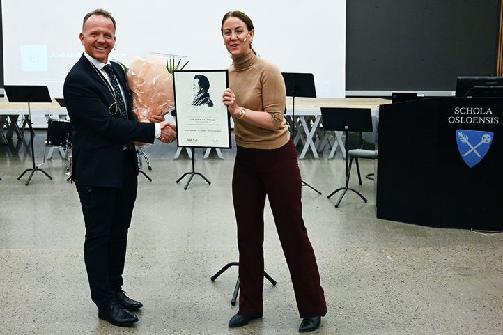 Kunnskapsminister Tonje Brenna (Ap) delte ut Holmboeprisen i en seremoni på Oslo Katedralskole mandag 23. mai til Tor Espen Kristensen. Han er lærer på Stord vidaregåande skule.