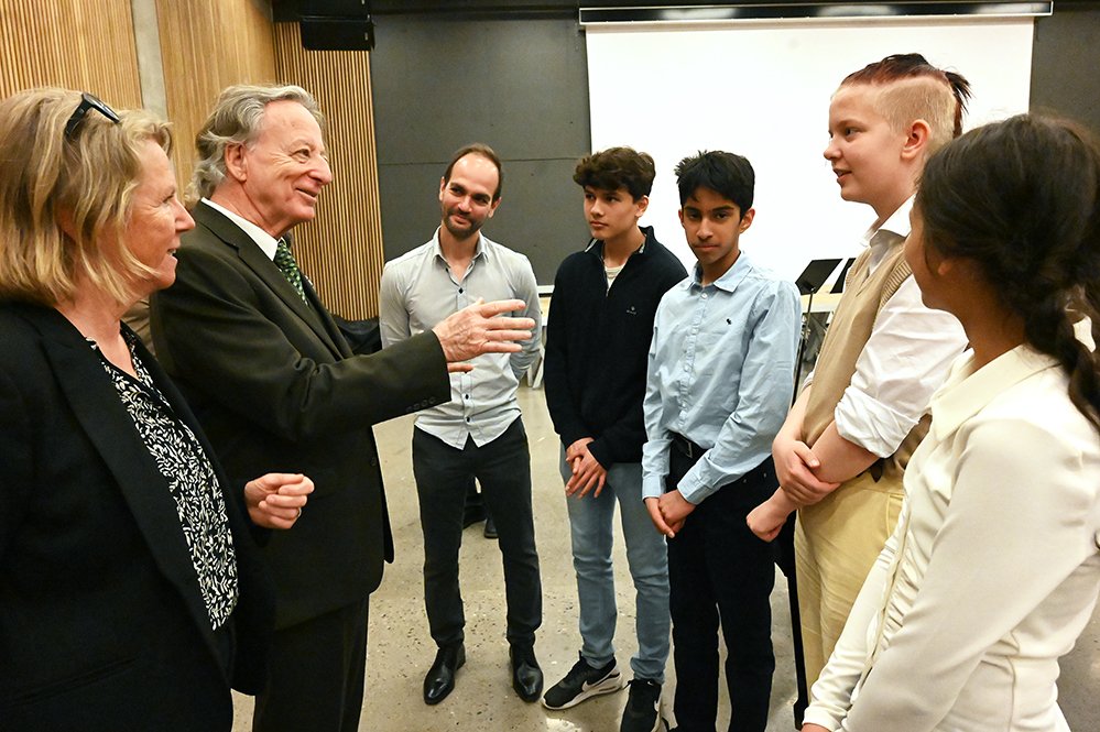 Dennis Sullivan i møte med Kunnskapsminister Tonje Brenna (Ap) under utdelingen av Holmboeprisen 2022.
