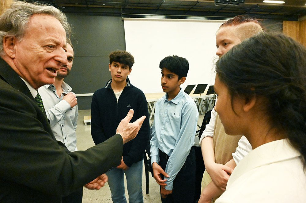 Årets Abelprisvinner, Dennis Sullivan møtte ungdommer på Oslo Katedralskole i forbindelse med utdelingen av Holmboeprisen under Abelprisuken 2022.