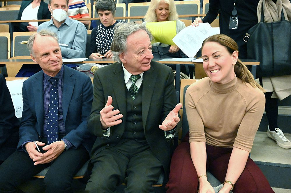 John Grue (leder av Abelstyret), Dennis Sullian (vinner av årets Abelpris) og kunnskapsminister Tonje Brenna (t.h.).