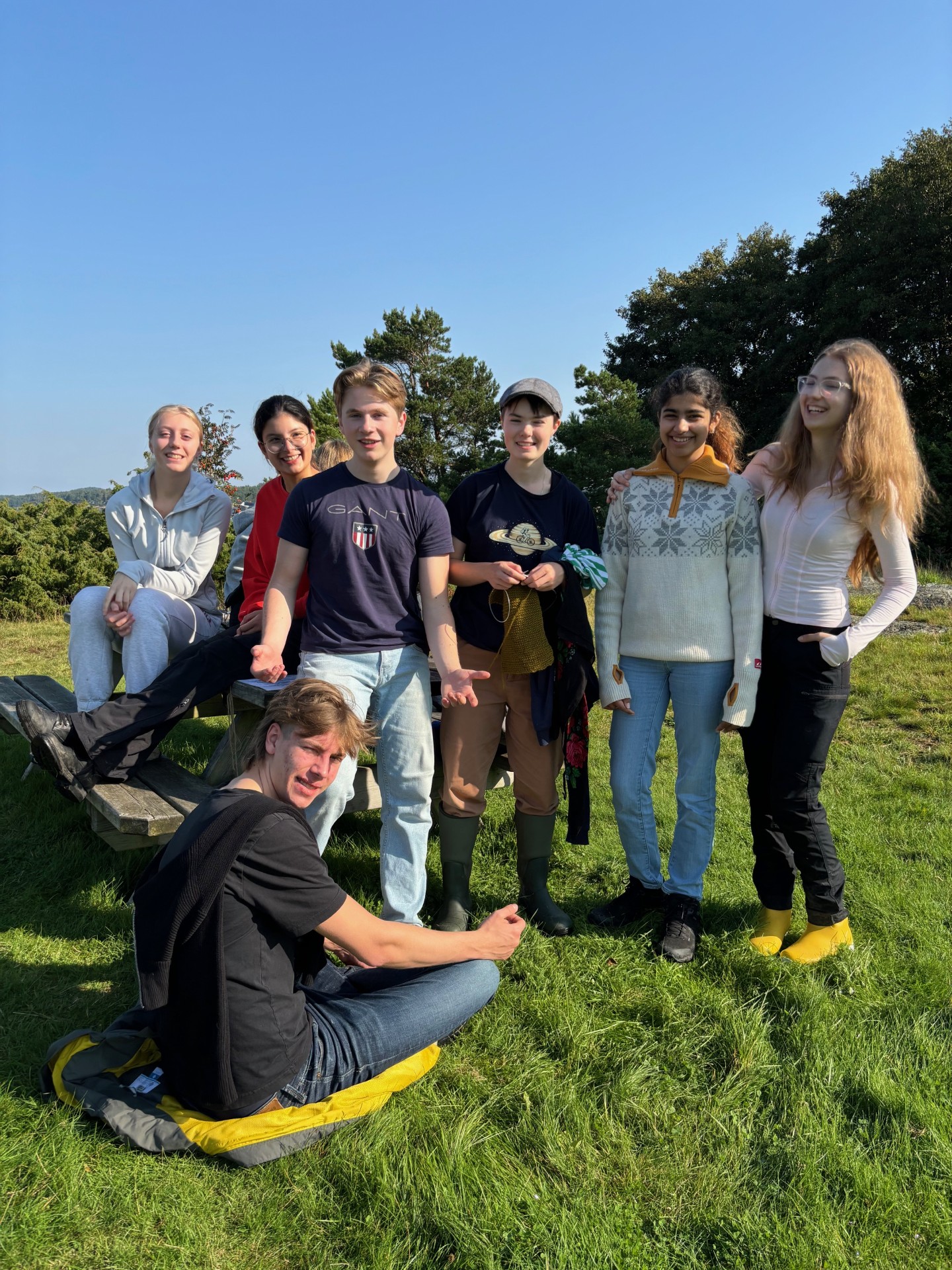 en gruppe mennesker som poserer for et bilde