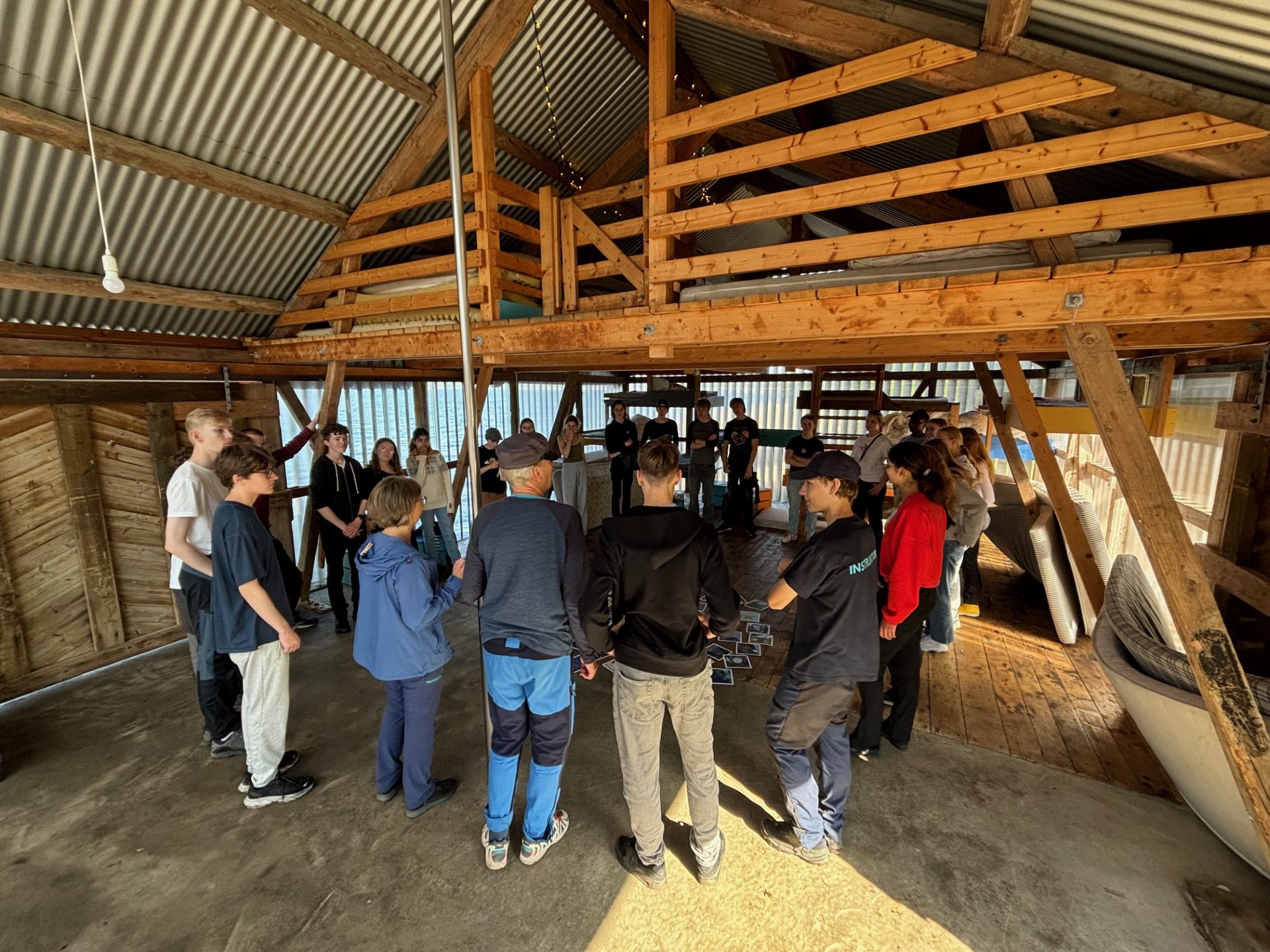 en gruppe mennesker som står i en bygning