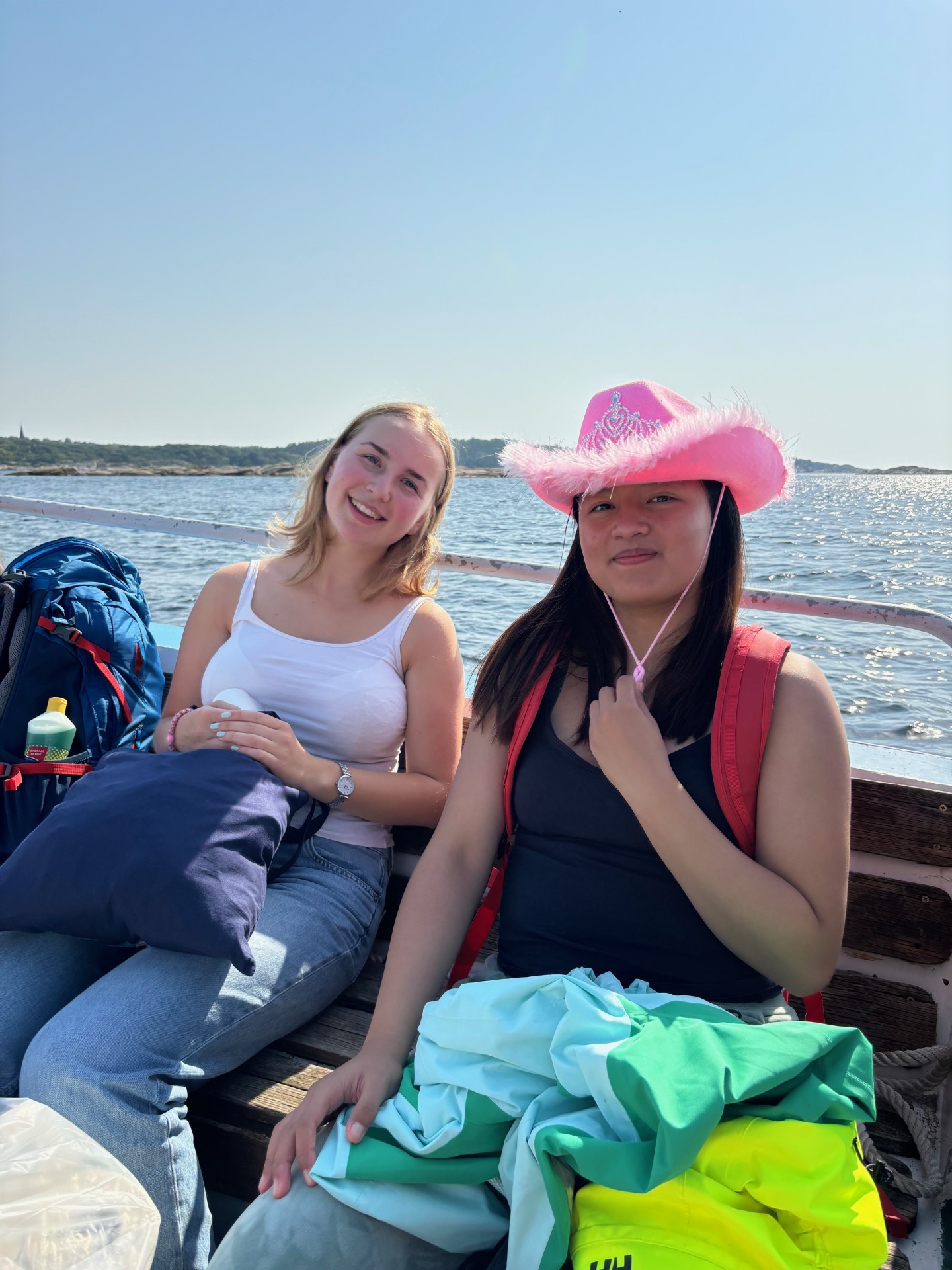 to personr som sitter på en båt