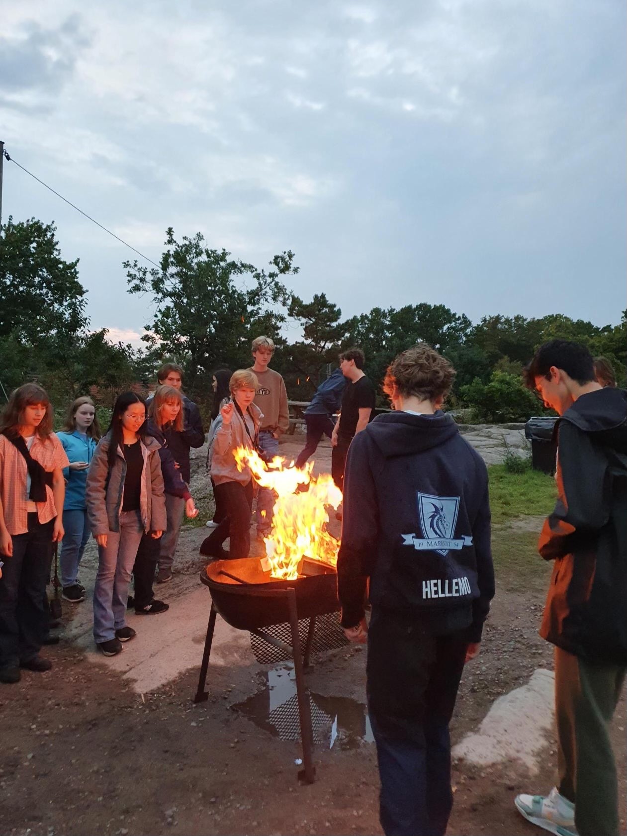 En gruppe mennesker rundt et bål