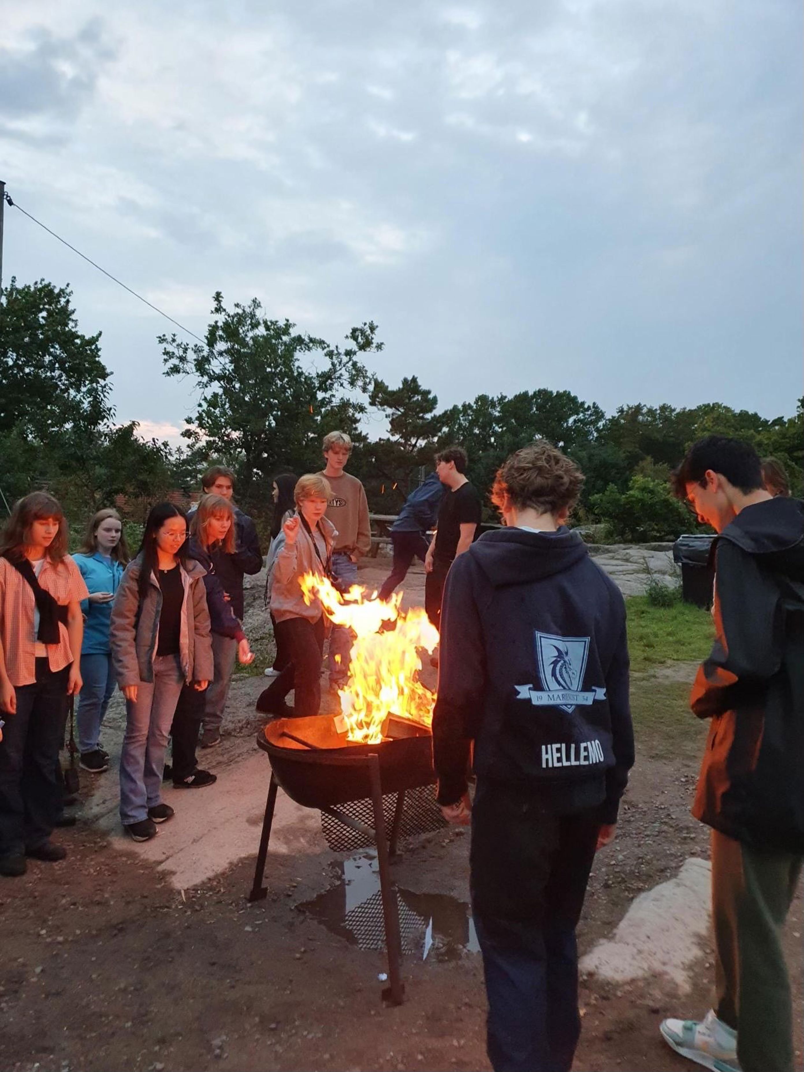 En gruppe mennesker rundt et bål