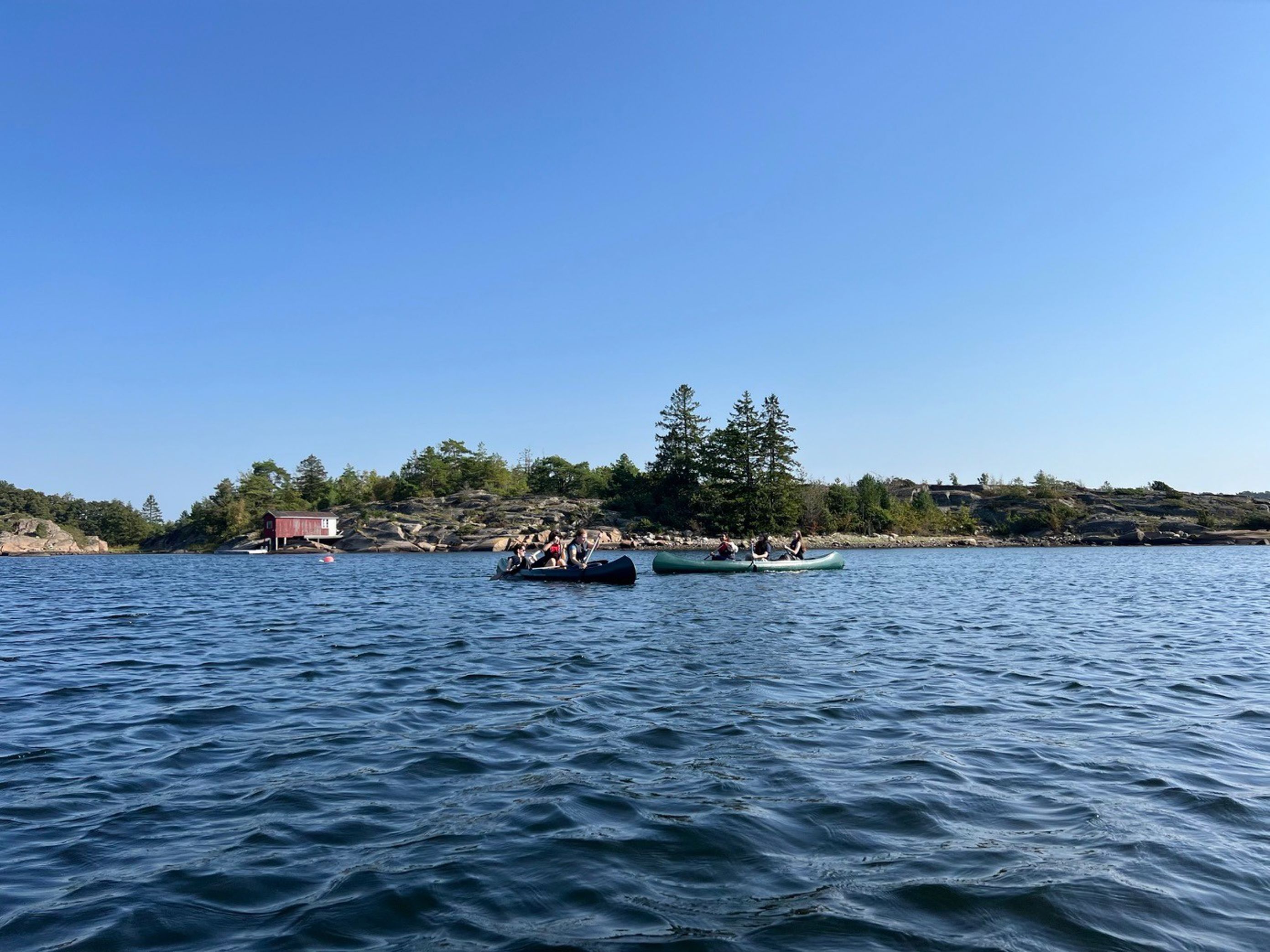 En gruppe mennesker i båter på en innsjø