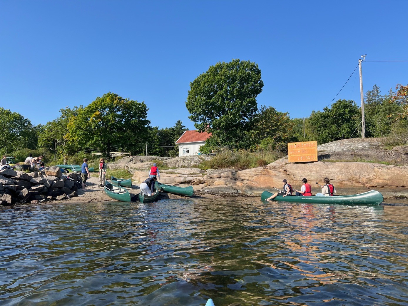 En gruppe mennesker i kajakk på en elv