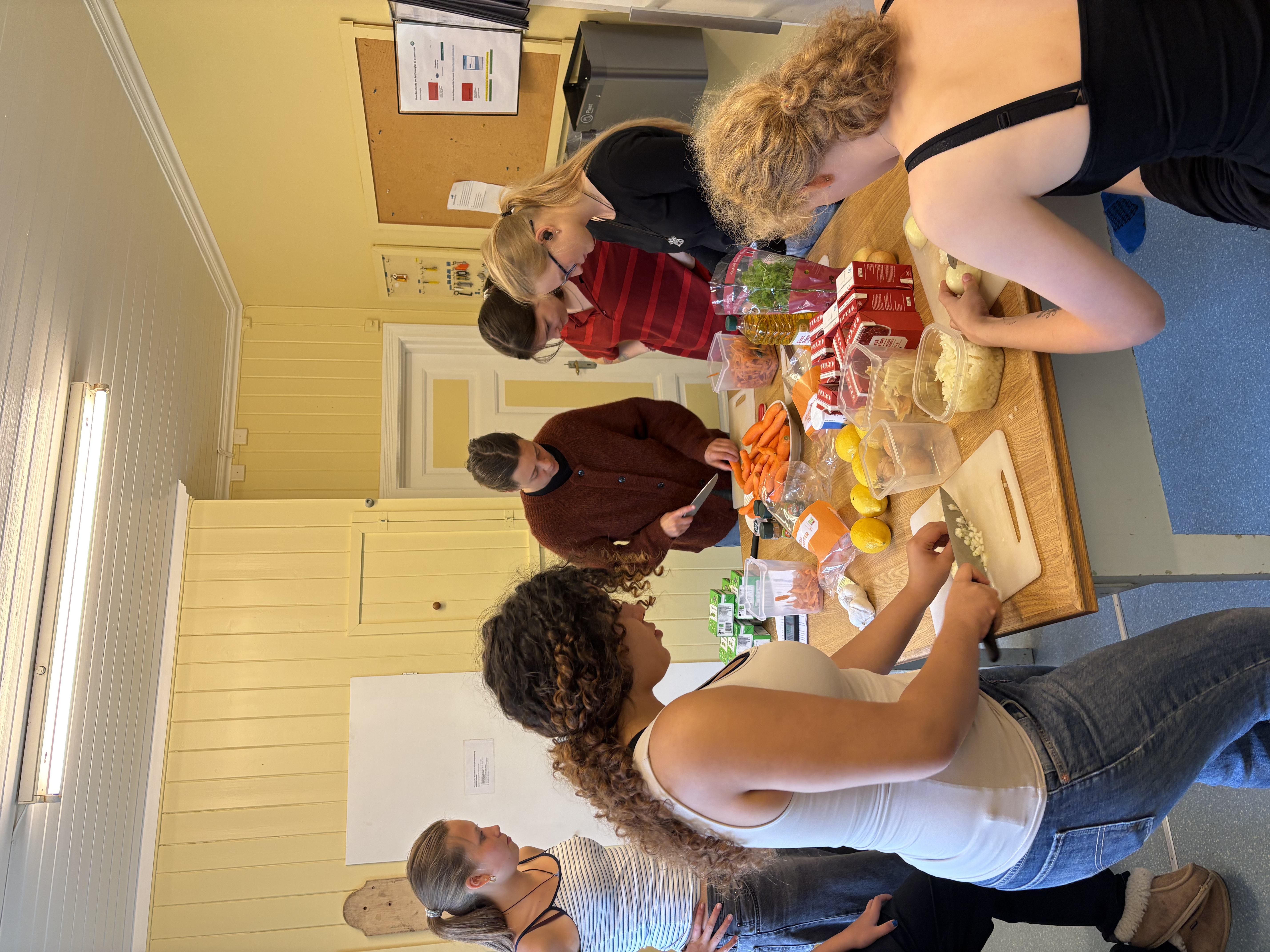 en gruppe mennesker som sitter rundt et bord med en stor gruppe mennesker