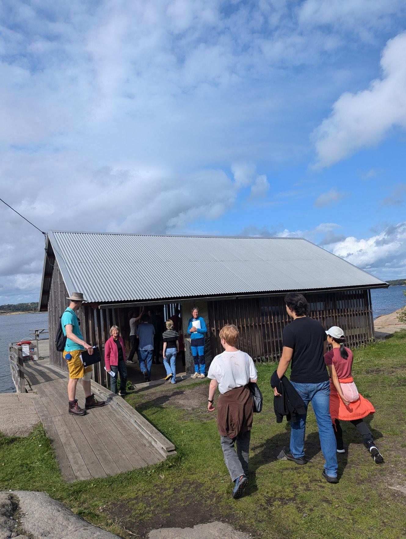 en gruppe mennesker som står utenfor en bygning