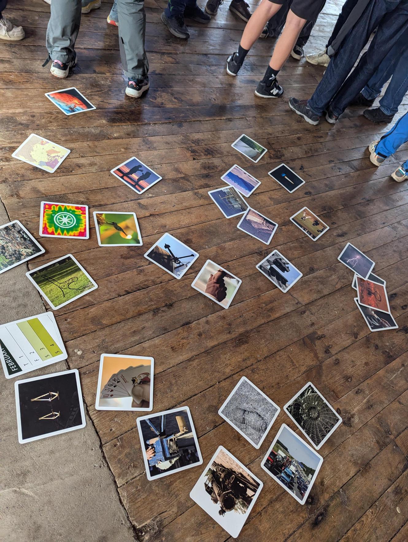 en gruppe mennesker som står rundt et bord med kort på