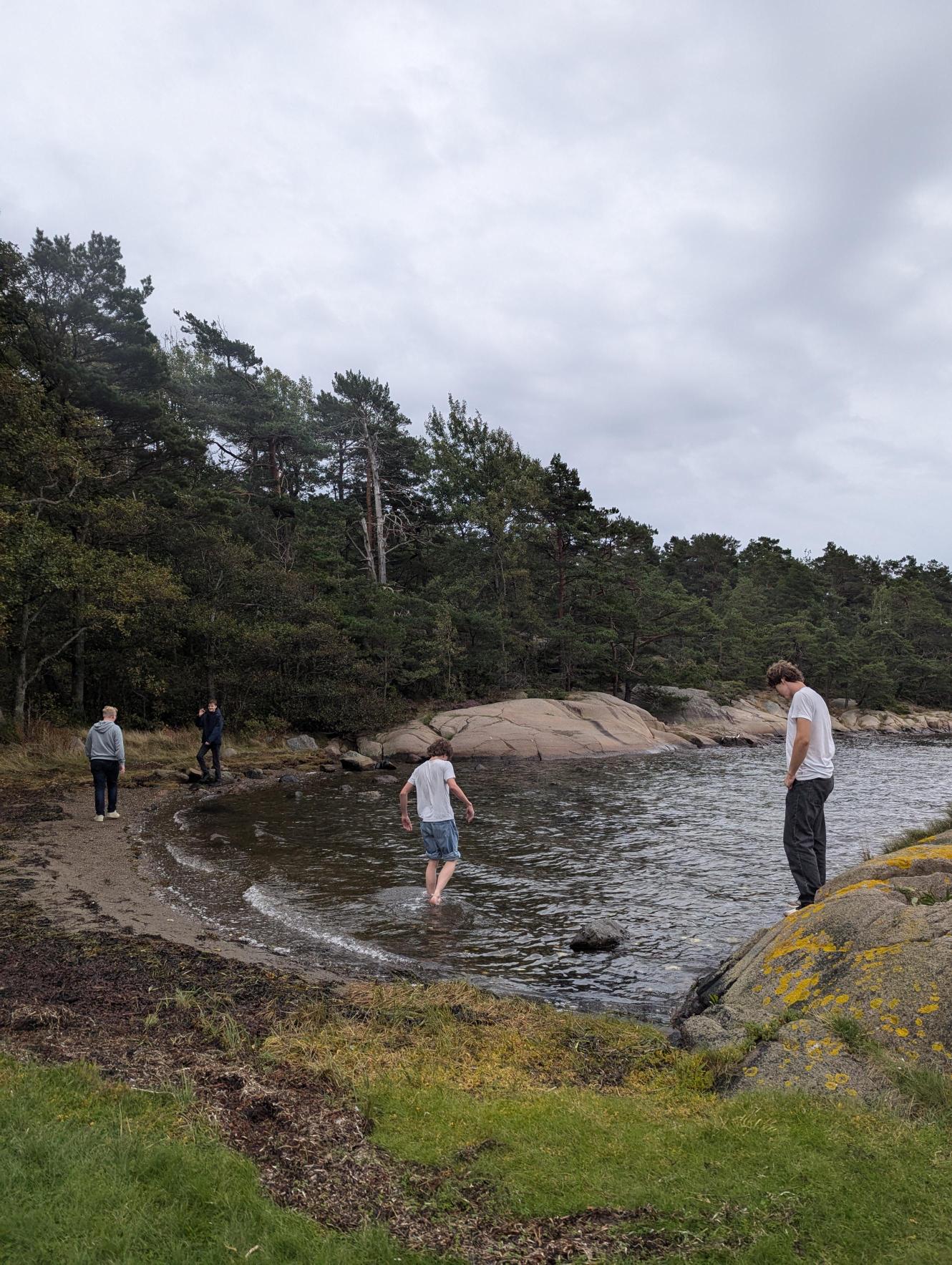 Mennesker som står i en elv