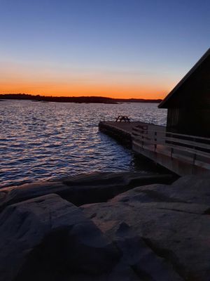 En solnedgang over et vannområde