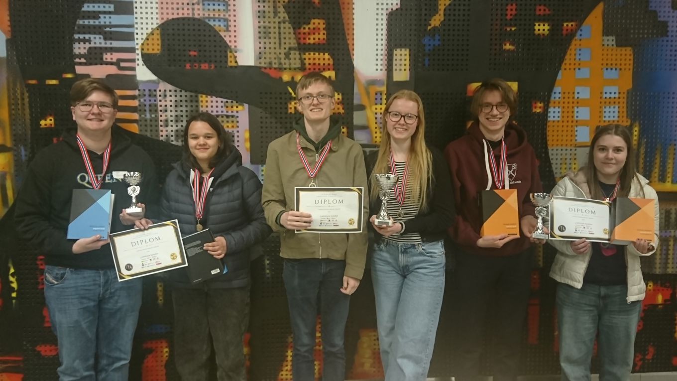 Foto: Manon Budahl En gruppe personer som har sertifikater