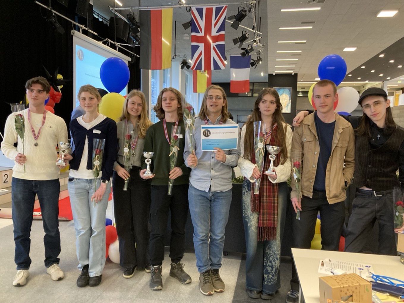 en gruppe mennesker som poserer for et bilde