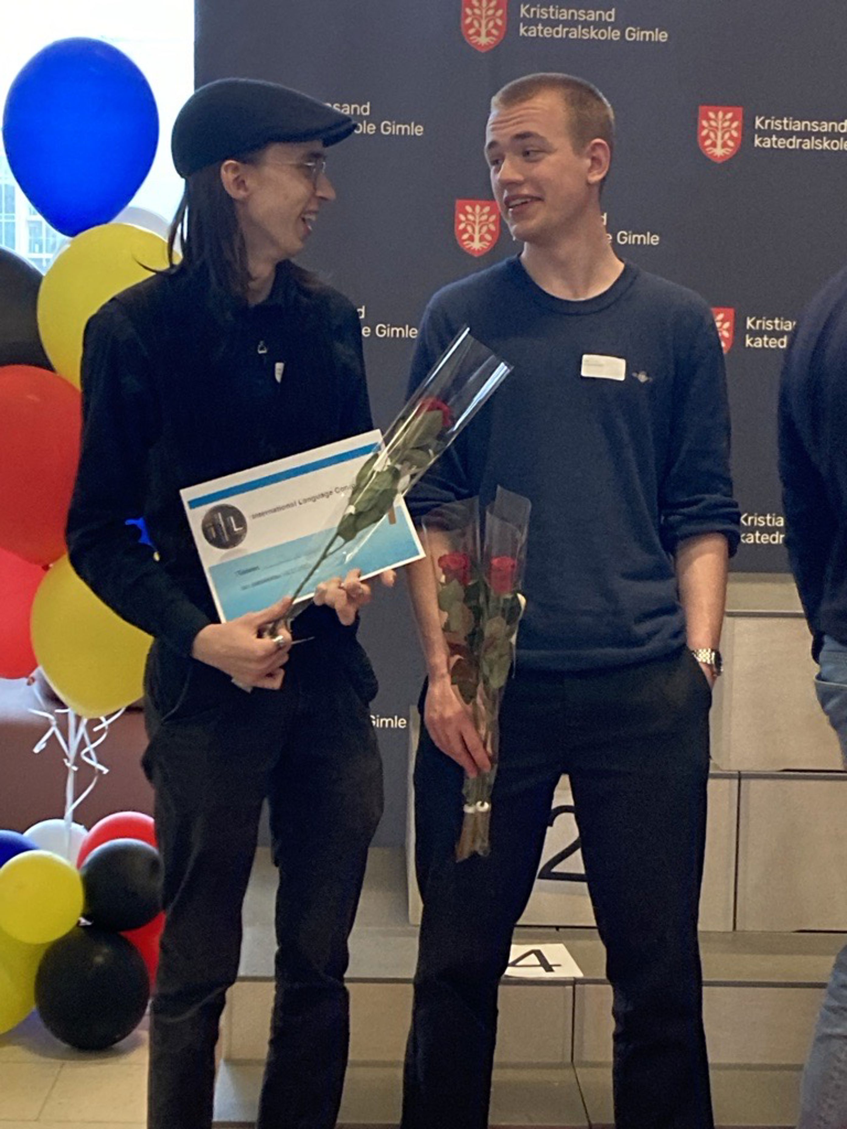 en person og en person som holder et trofé