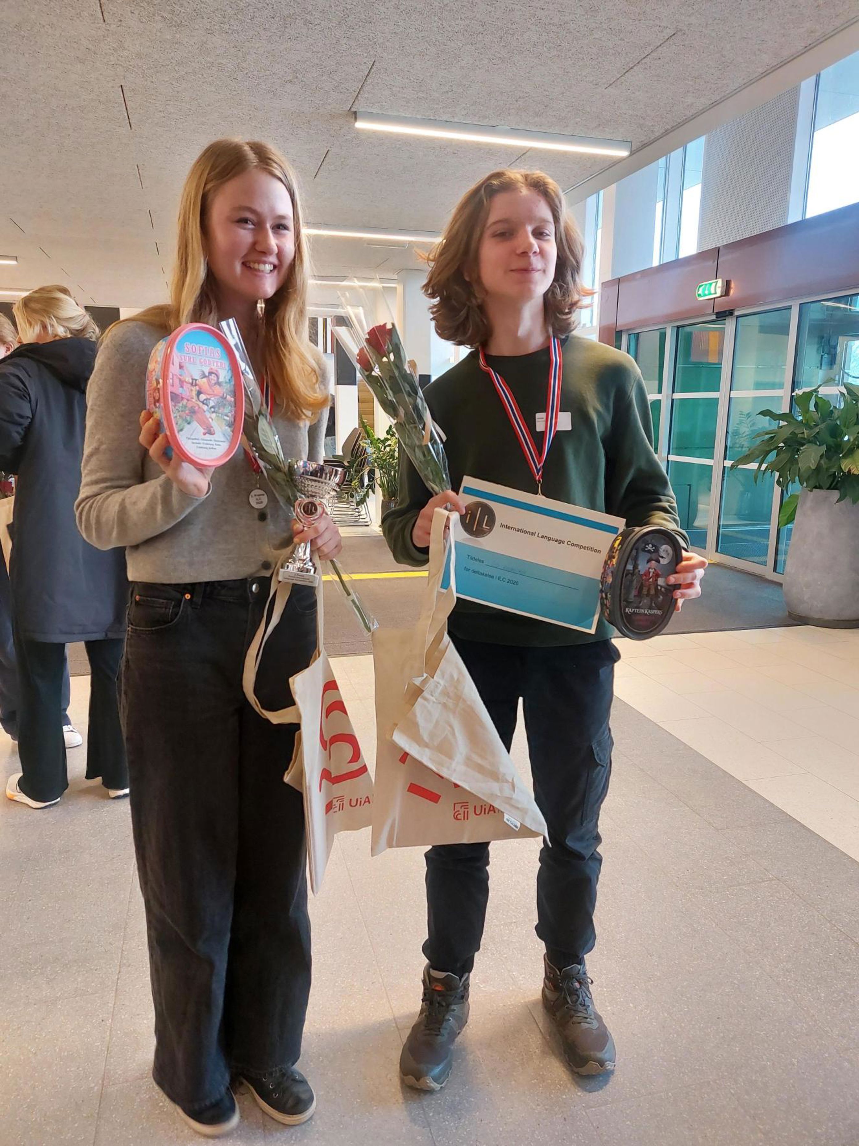 et par personr som holder bøker