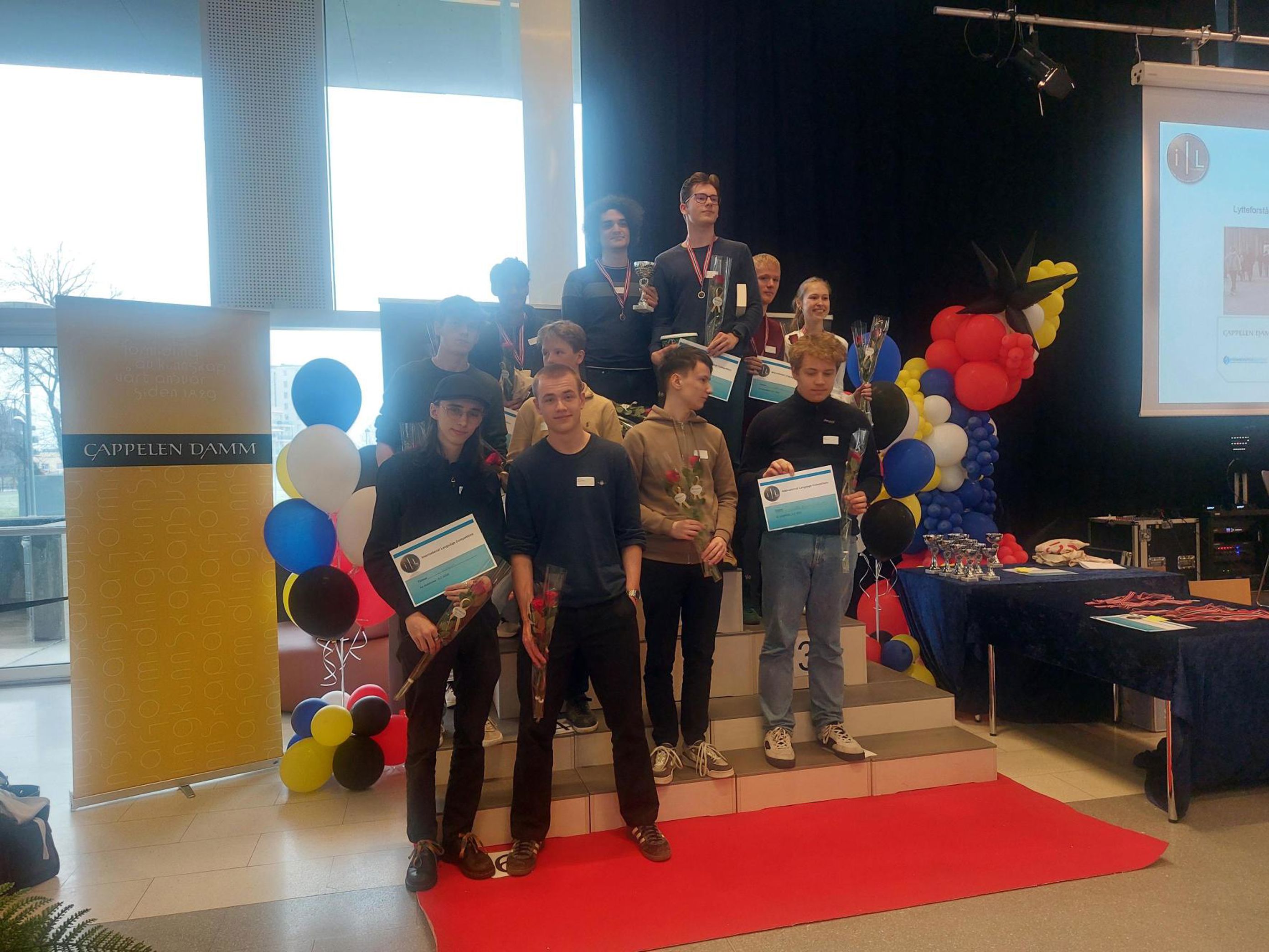 en gruppe mennesker som poserer for et bilde