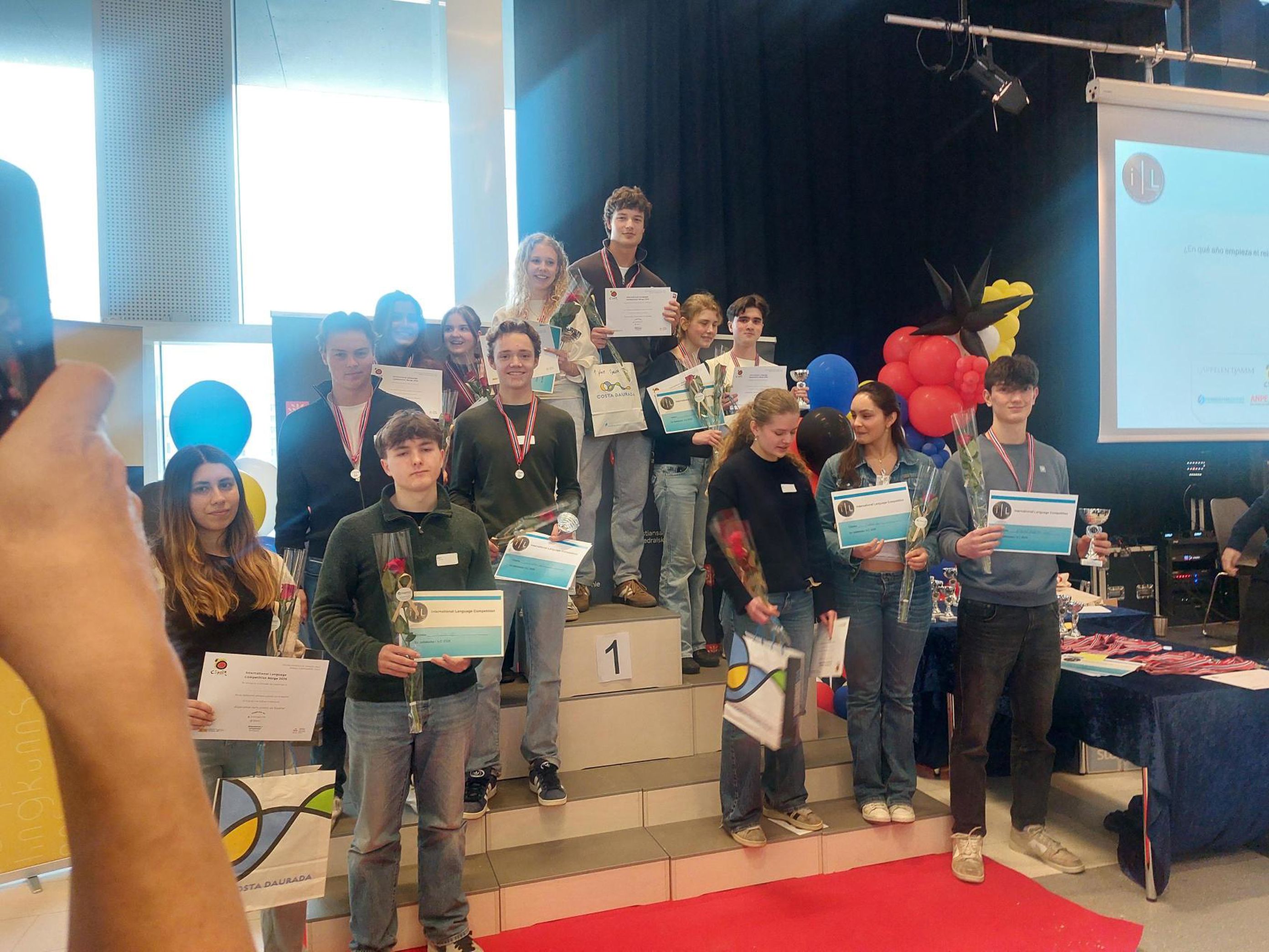 En gruppe mennesker som holder bærbare datamaskiner