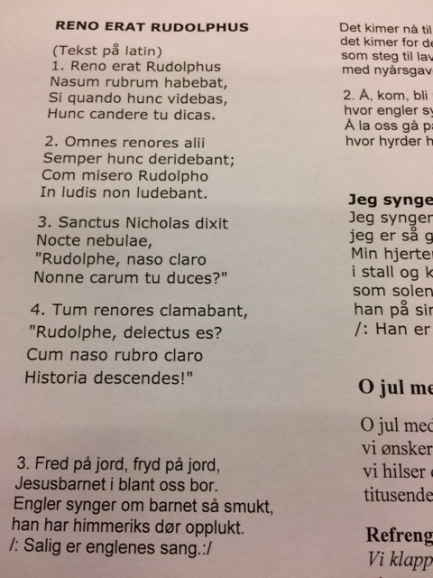 Lunsjkonsert 6/12 i Oslo katedralskoles aula med Rudolf på latin, Glade jul, Deilig er jorden ved Peblingene, Kattastrofen og kantor Olav Morten Wang.