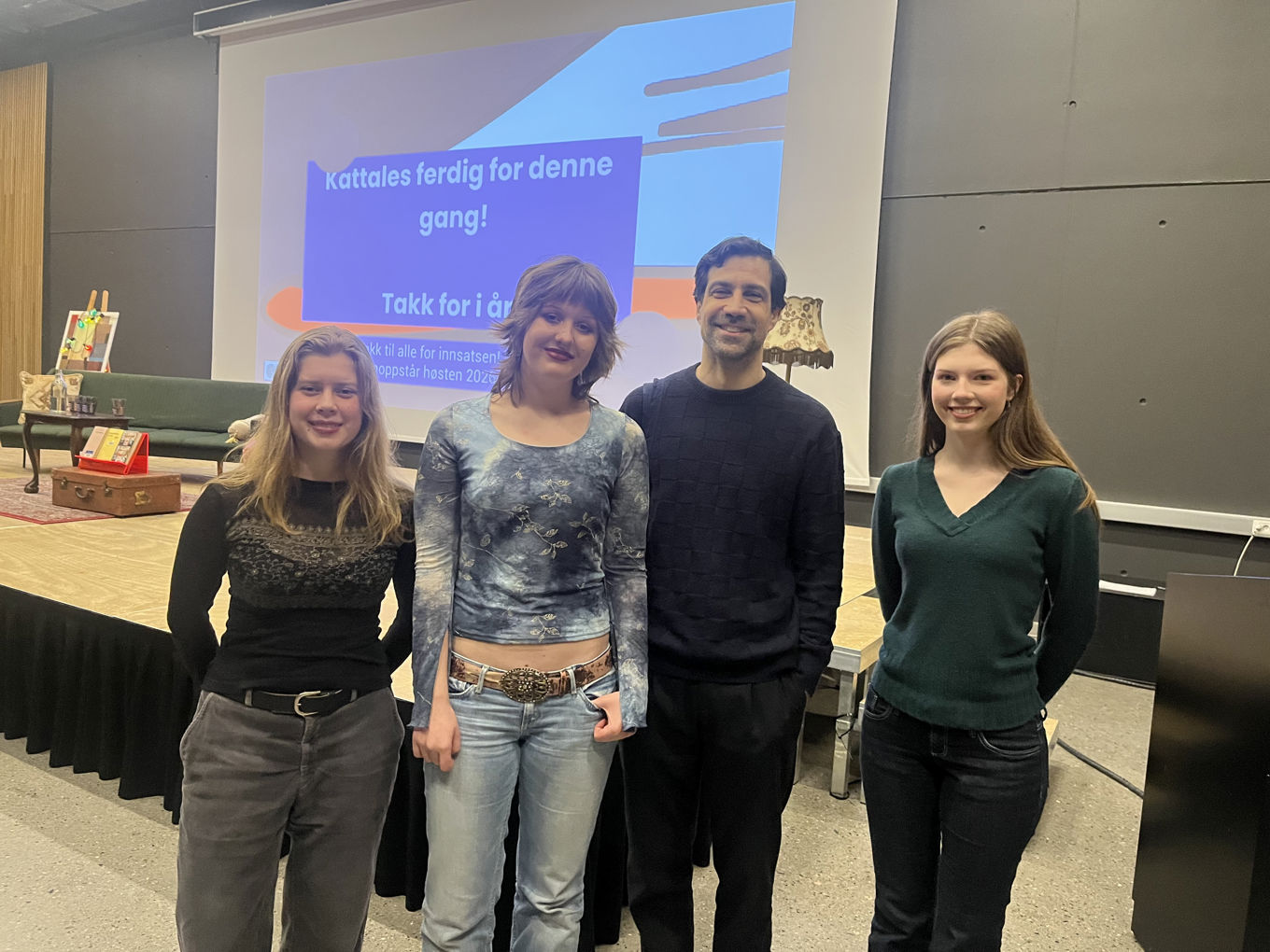 en gruppe mennesker som poserer for et bilde