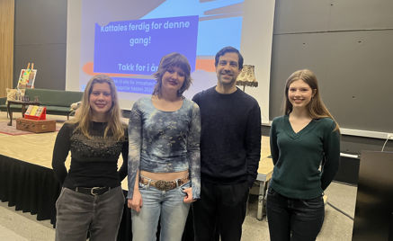 Foto: Trine Rogndokken en gruppe mennesker som poserer for et bilde