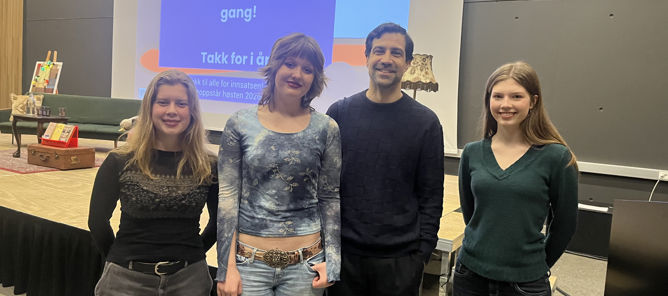 Foto: Trine Rogndokken en gruppe mennesker som poserer for et bilde