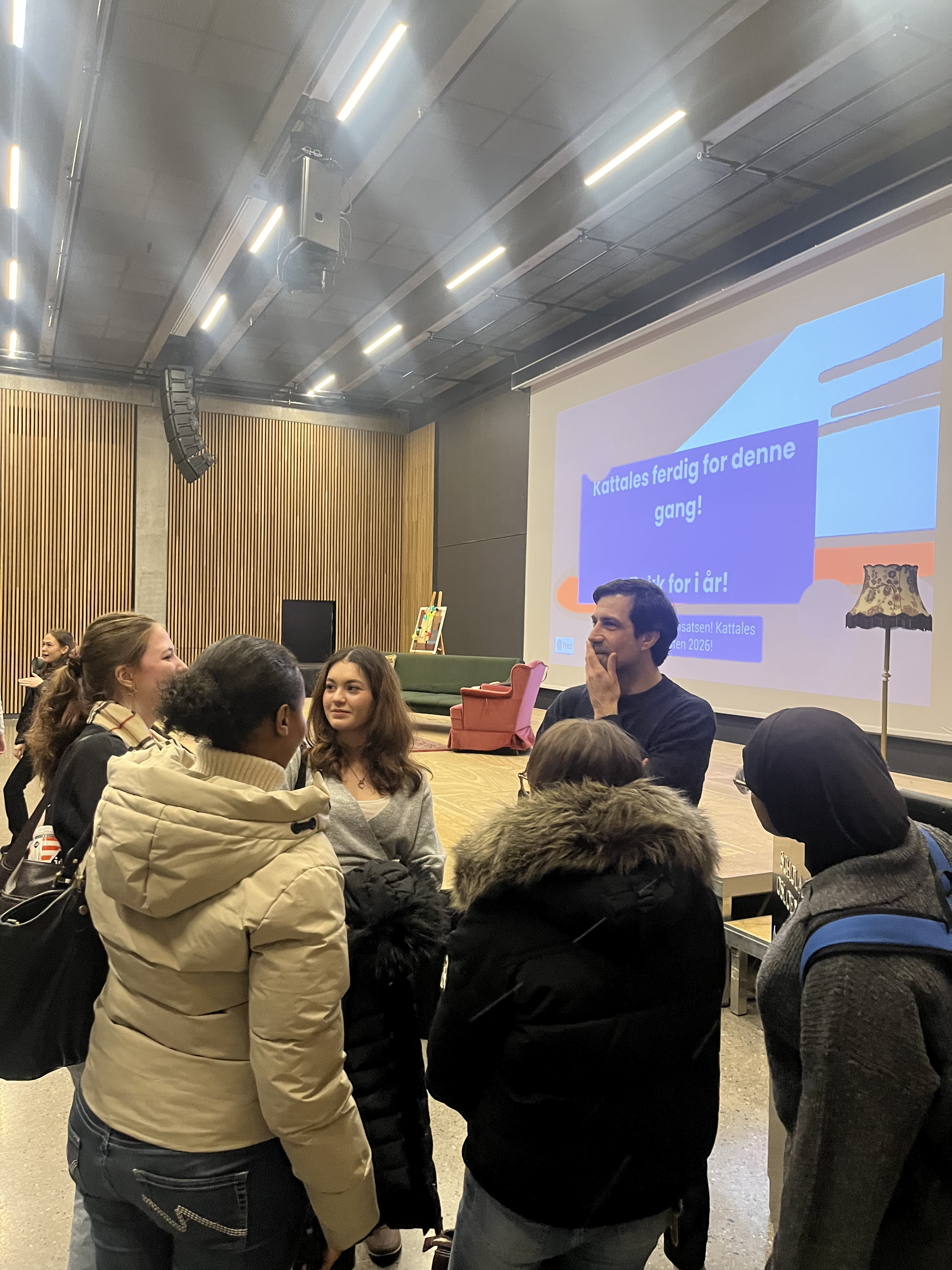 en gruppe mennesker i et rom