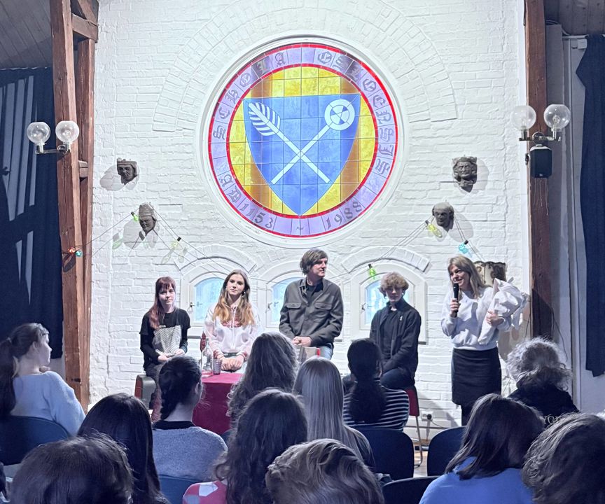 En gruppe mennesker på scenen