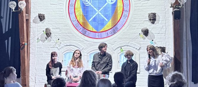 Foto: Regine Bergersen Lundevall En gruppe mennesker på scenen