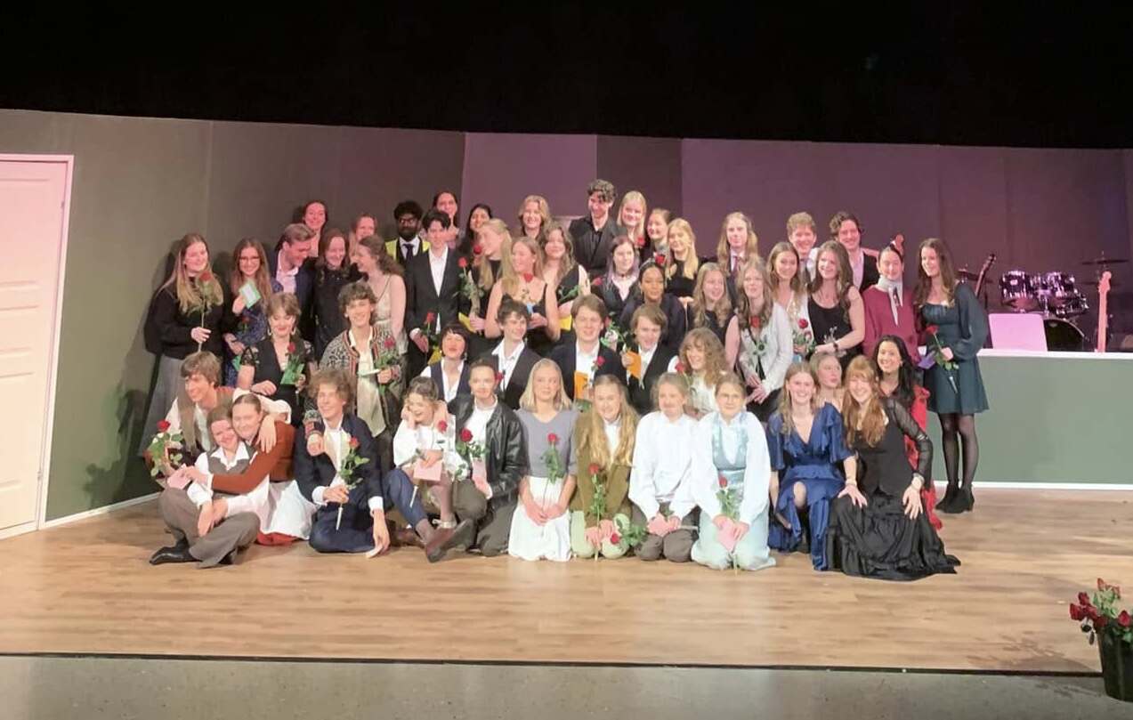 en gruppe mennesker som poserer for et bilde