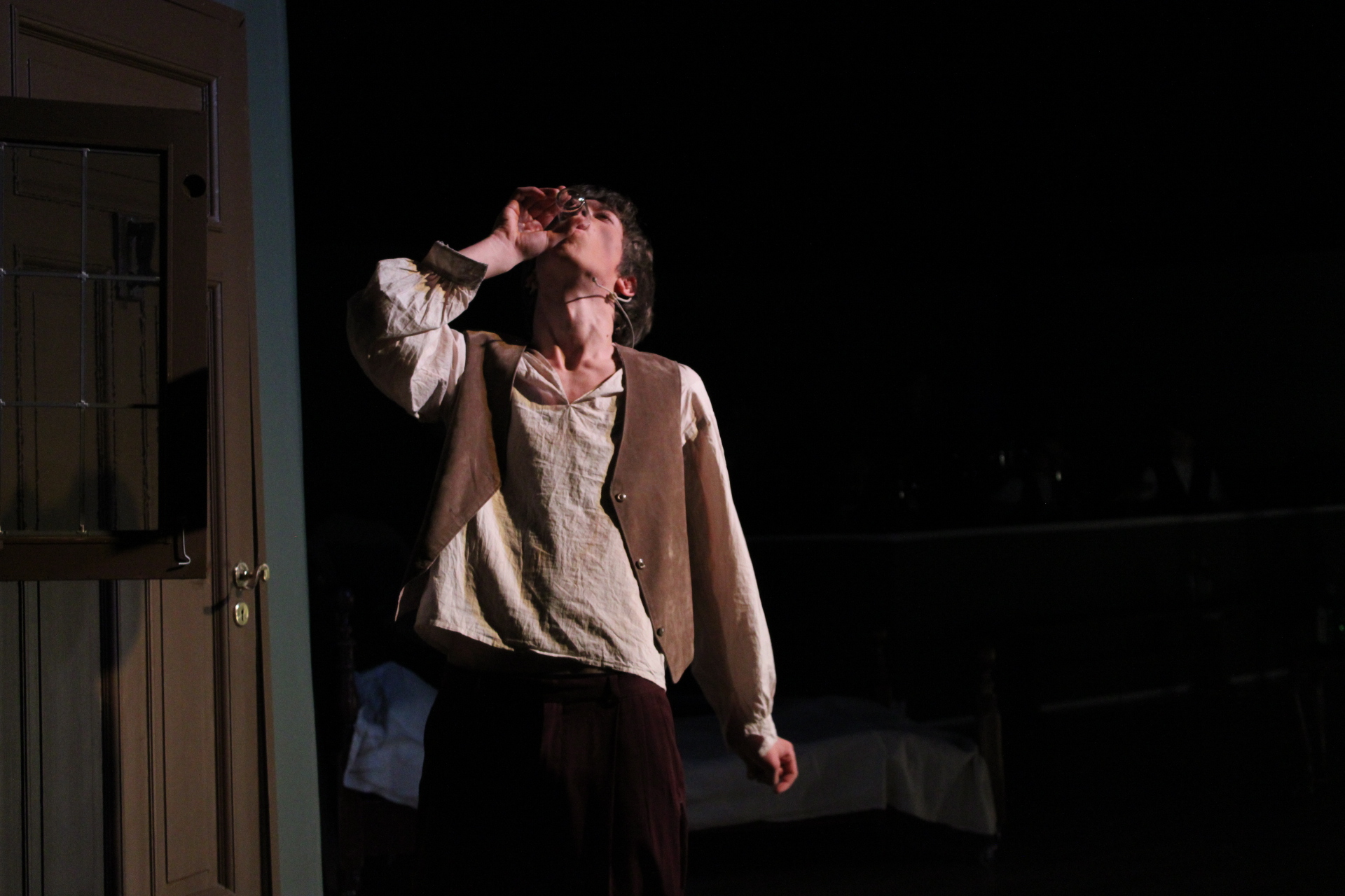 en person som har på seg vest og holder hendene opp