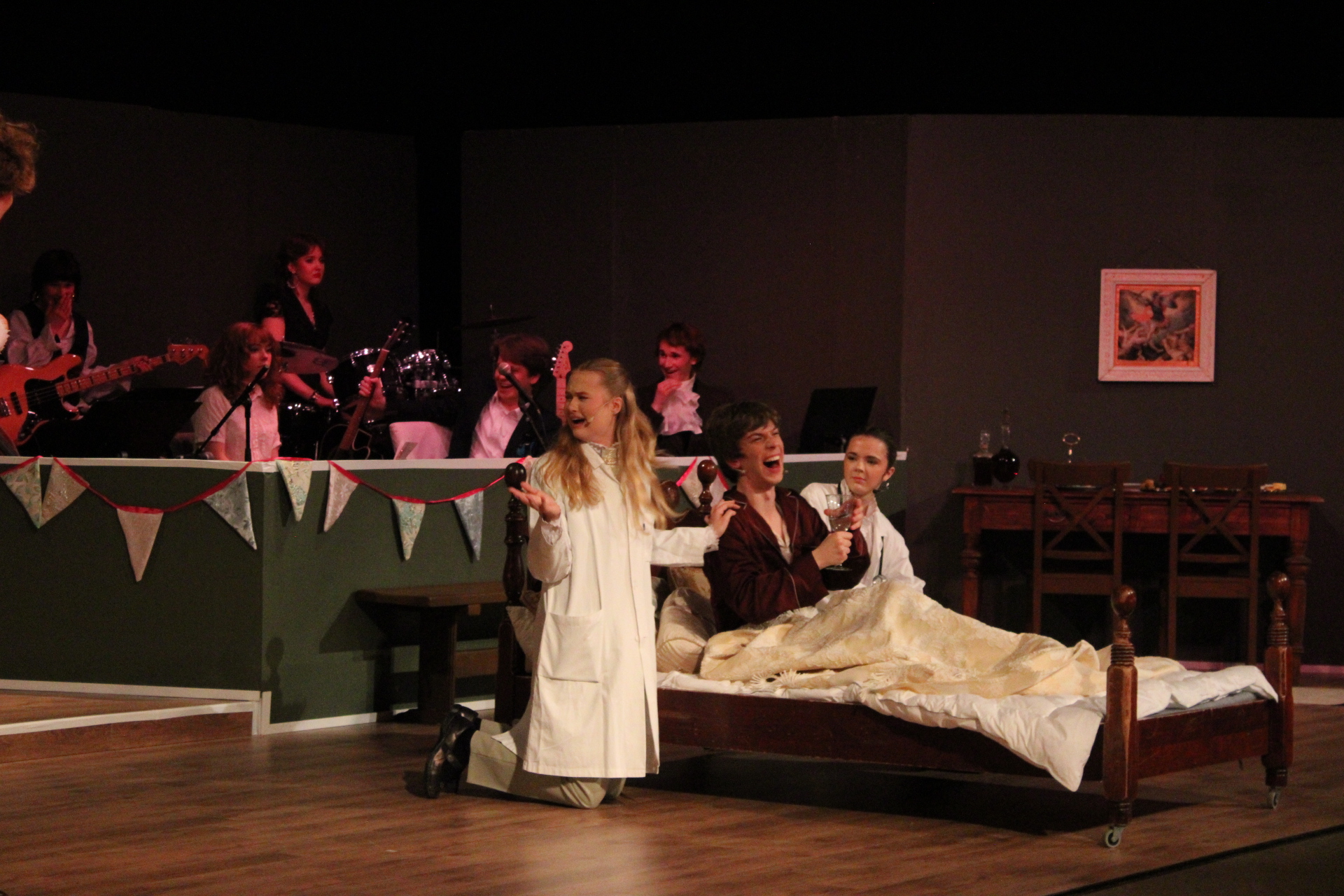 en gruppe mennesker på en scene