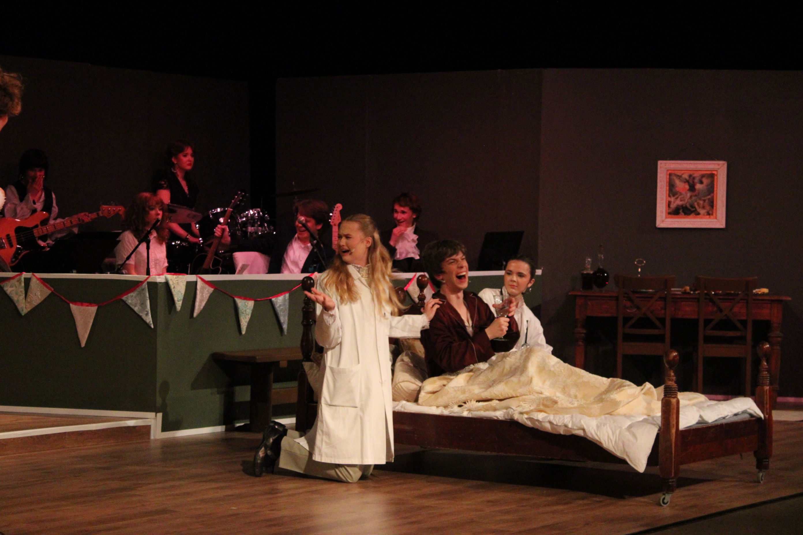 en gruppe mennesker på en scene