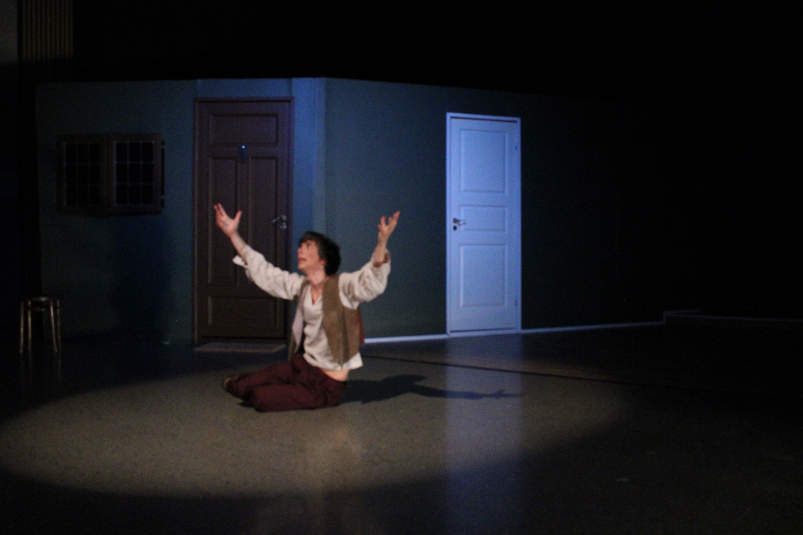 en person som sitter på gulvet