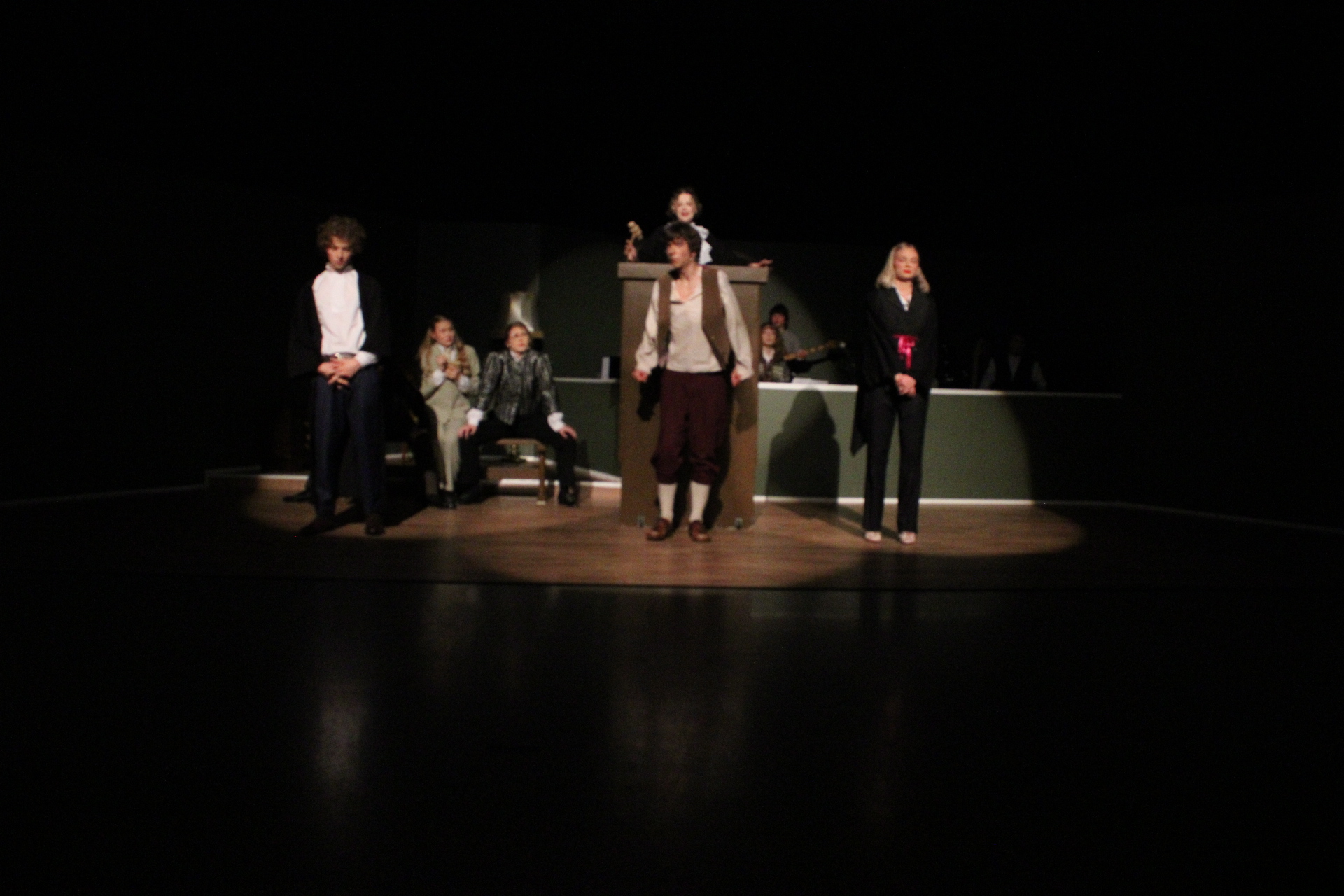 en gruppe mennesker på en scene