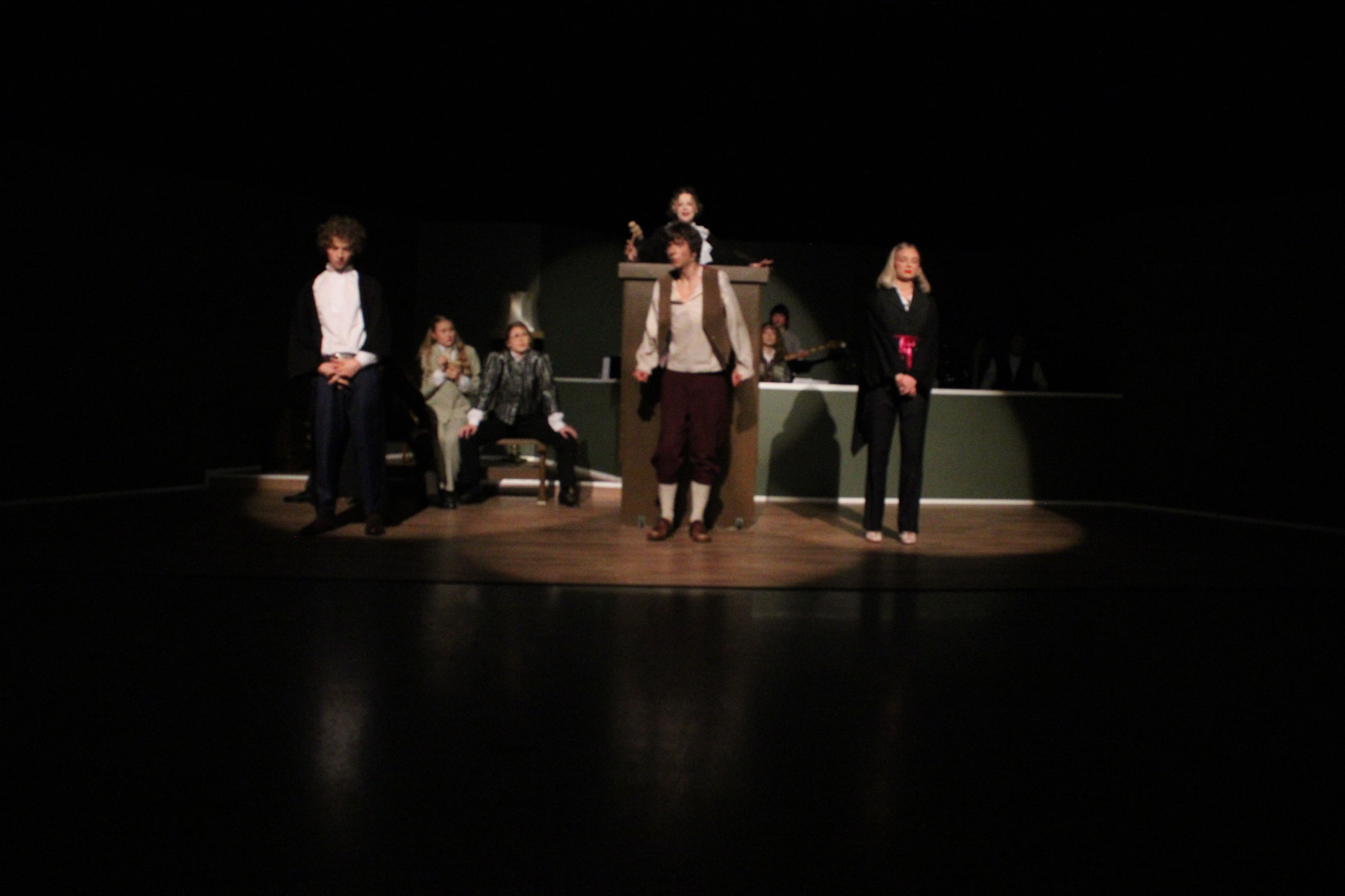 en gruppe mennesker på en scene