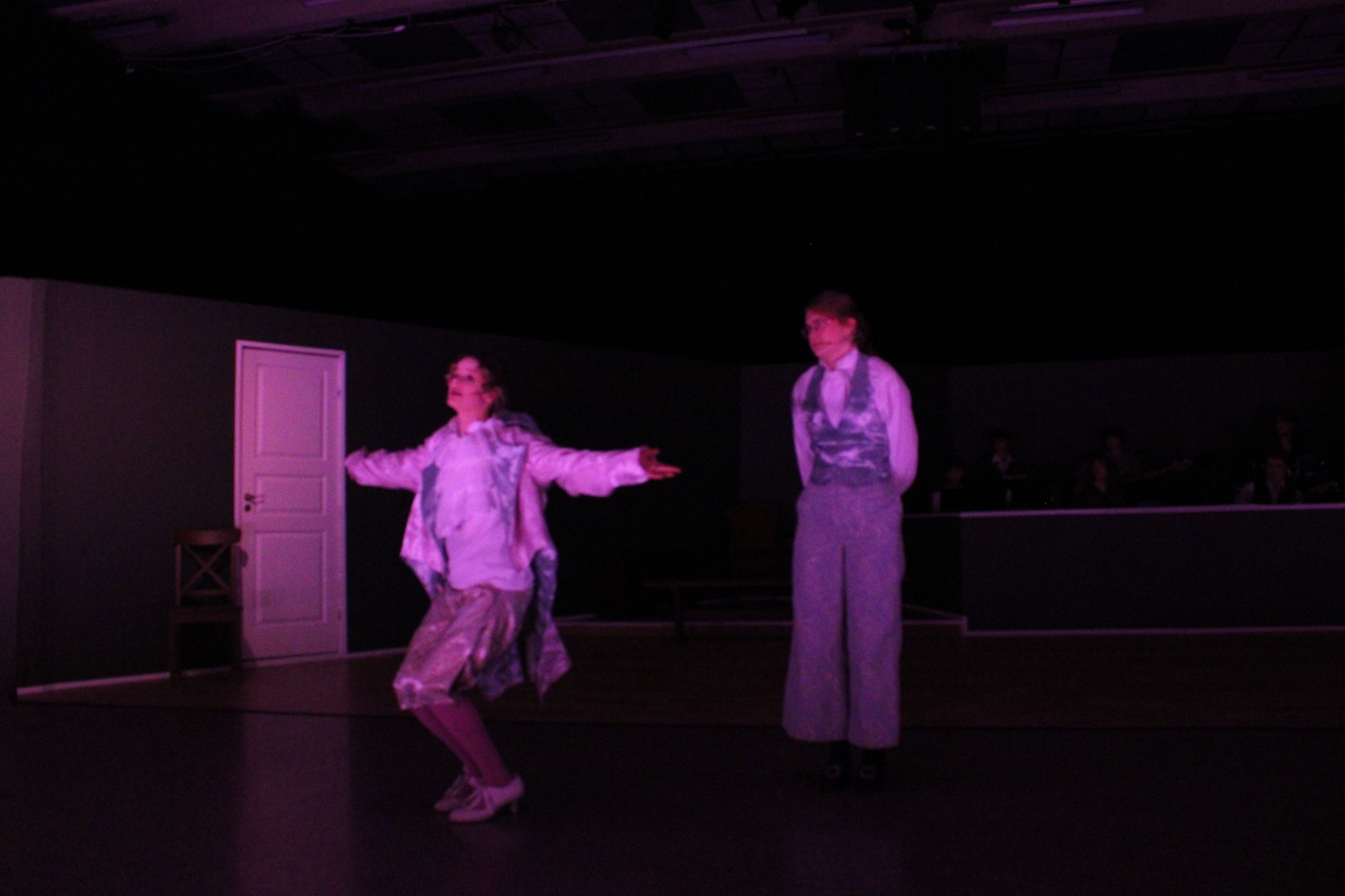 to personer på en scene