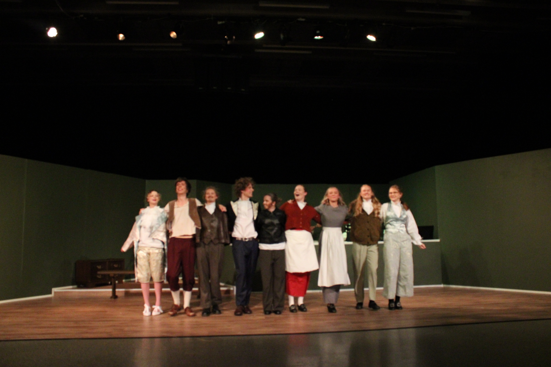 en gruppe mennesker som står på en scene