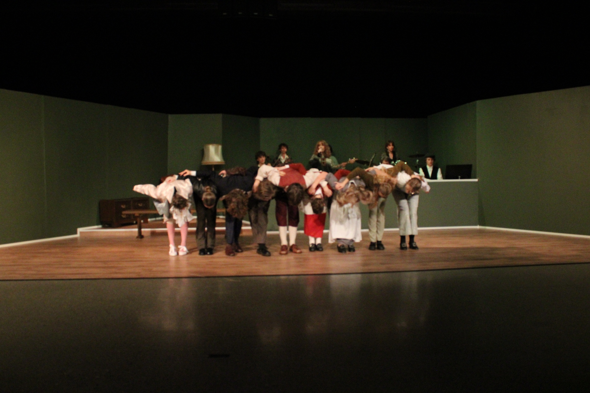 en gruppe personer i et rom