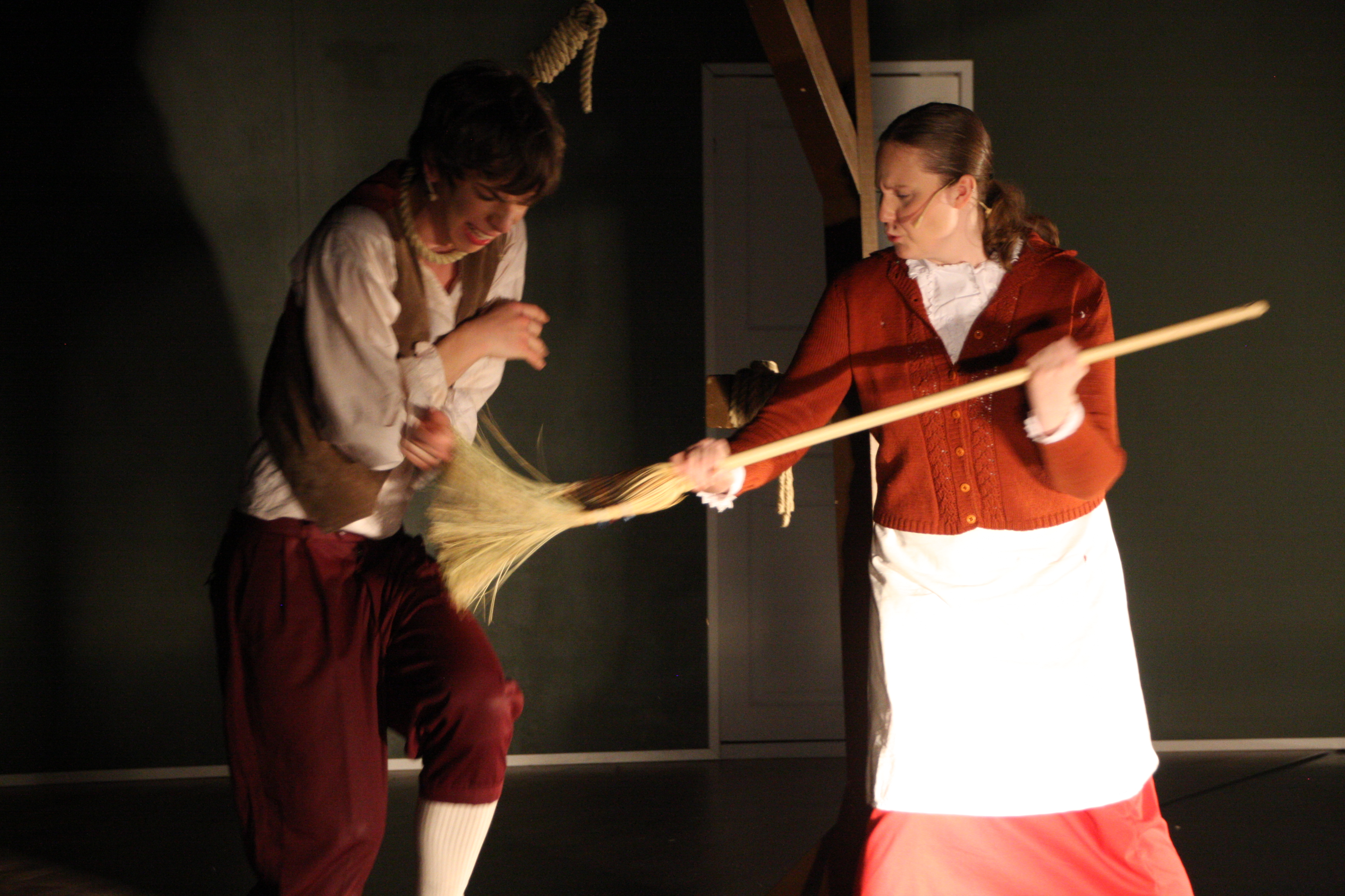 et par personr som holder sverd