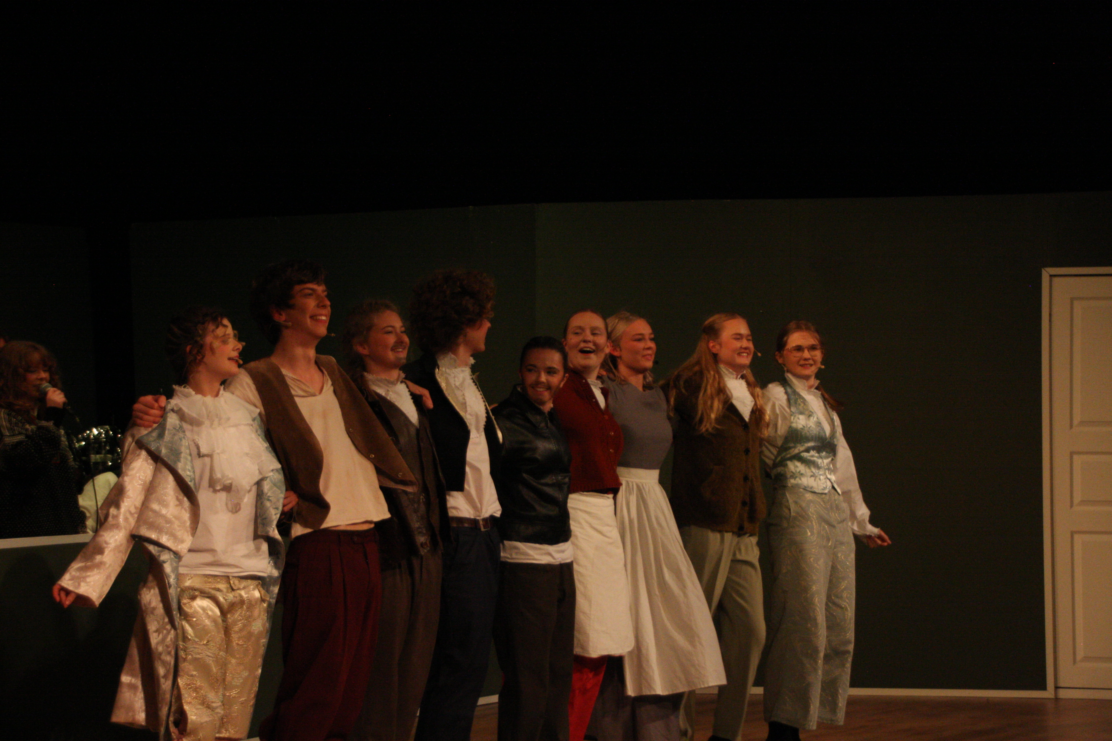 En gruppe mennesker som står sammen