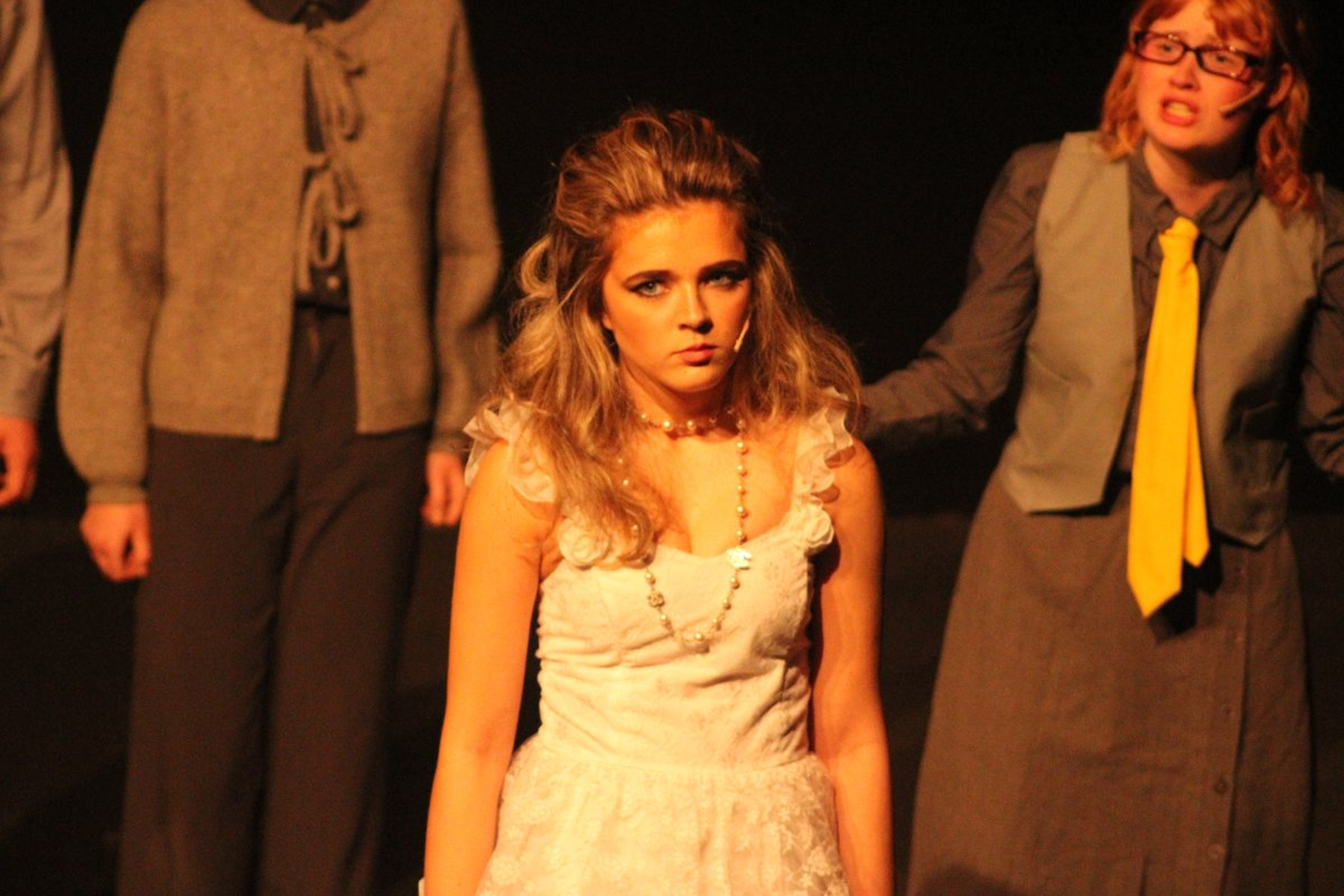 Foto: Solan Farstad-Hareide, Camilla Varstad, Maria Vesterås en person i kjole