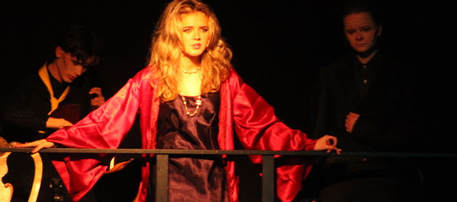 Foto: Solan Farstad-Hareide, Camilla Varstad, Maria Vesterås en person i rød frakk