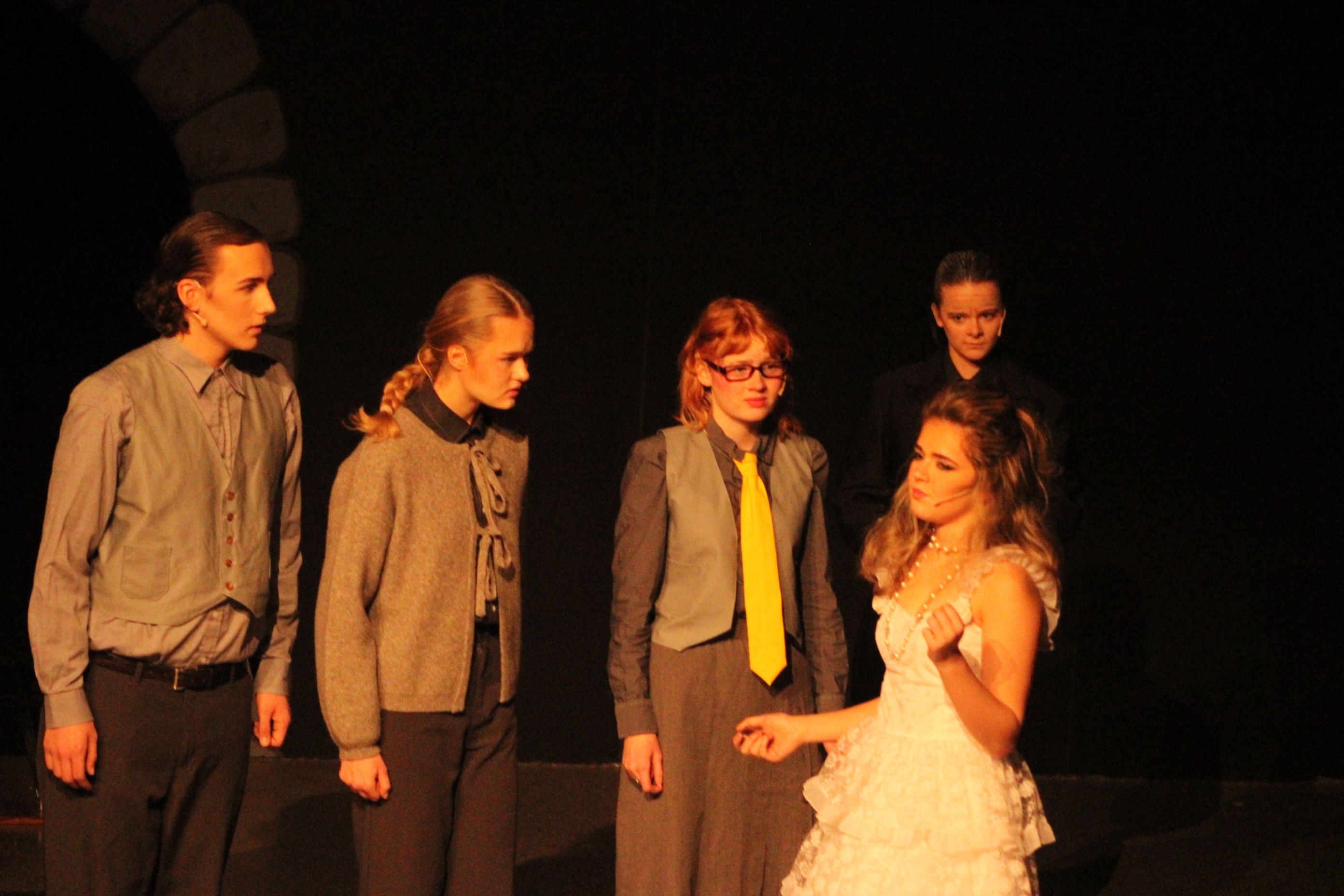 Foto: Solan Farstad-Hareide, Camilla Varstad, Maria Vesterås en gruppe mennesker som står sammen