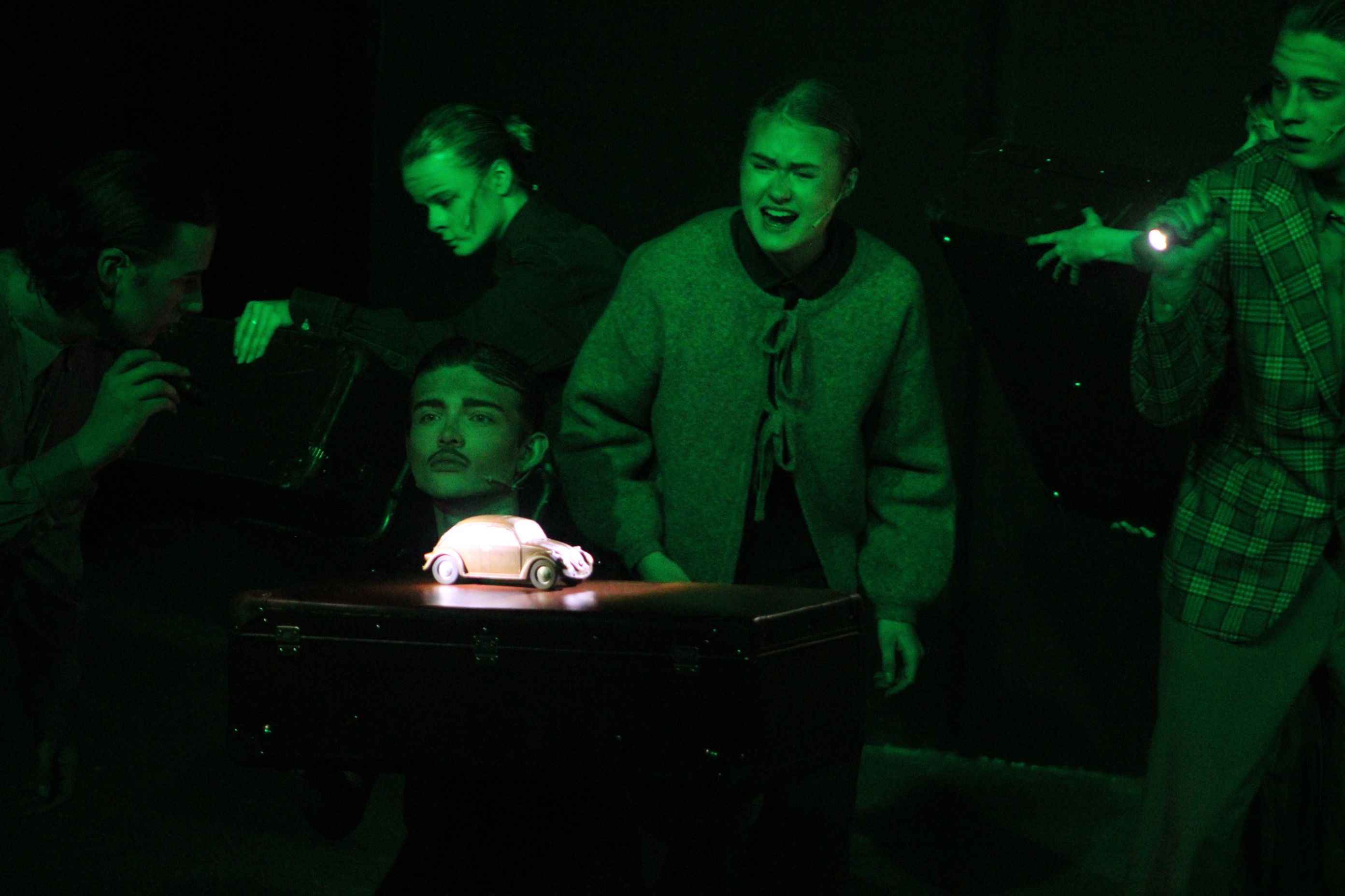 Foto: Solan Farstad-Hareide, Camilla Varstad, Maria Vesterås En gruppe mennesker som står rundt en svart boks med rødt lys