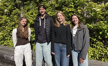 en gruppe mennesker som poserer for et bilde