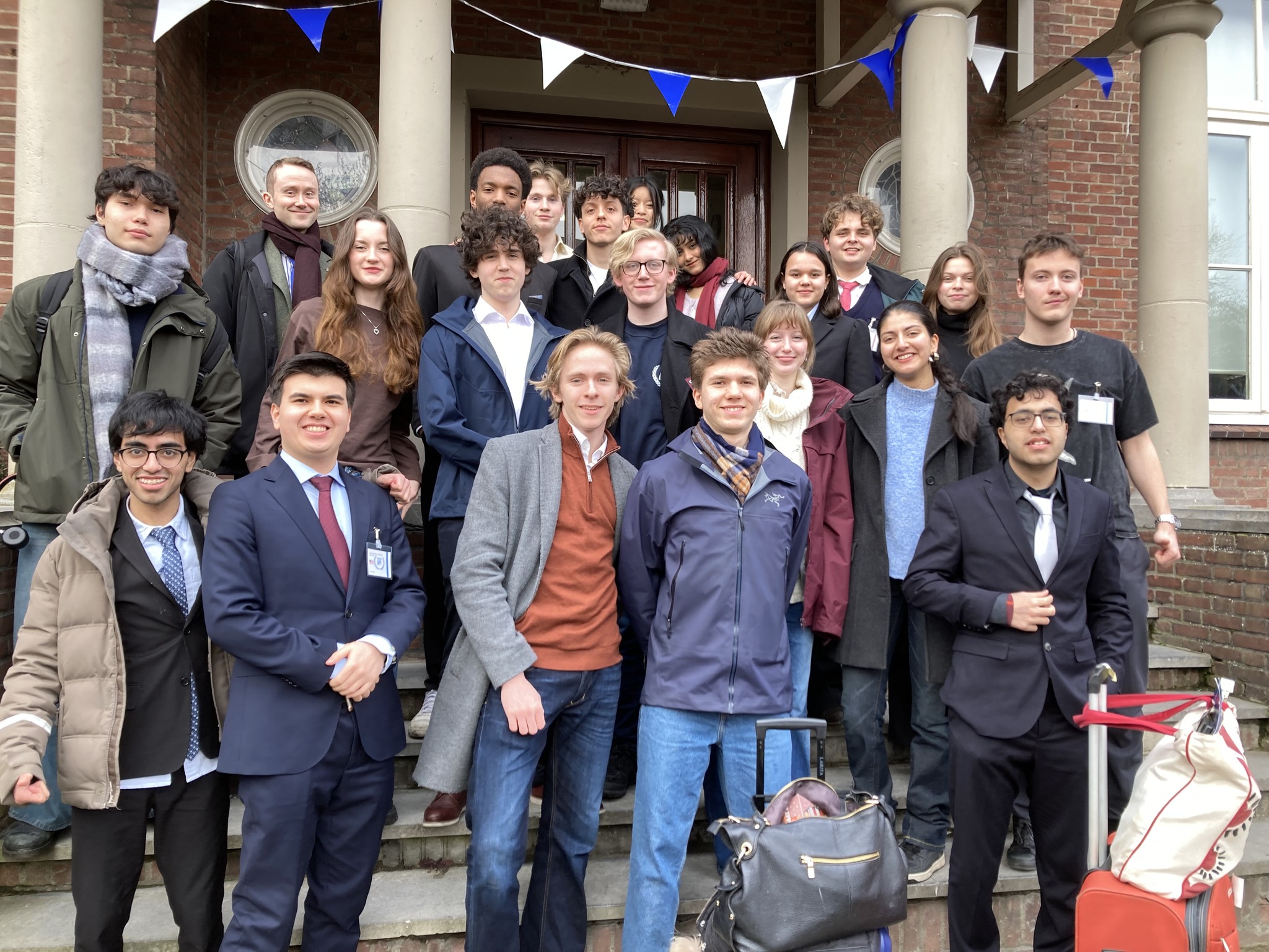 en gruppe mennesker som poserer for et bilde