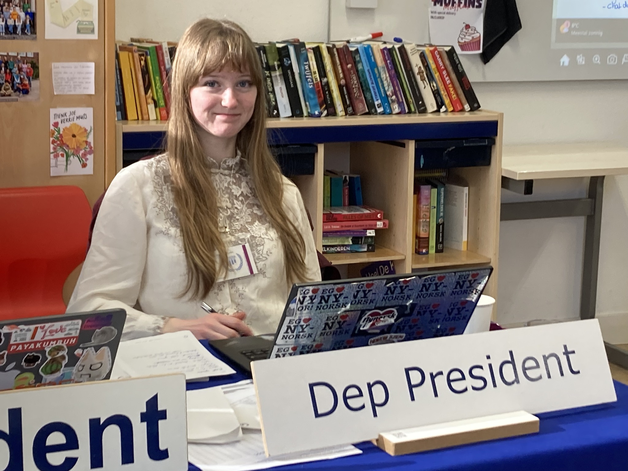 En person som sitter ved et skrivebord