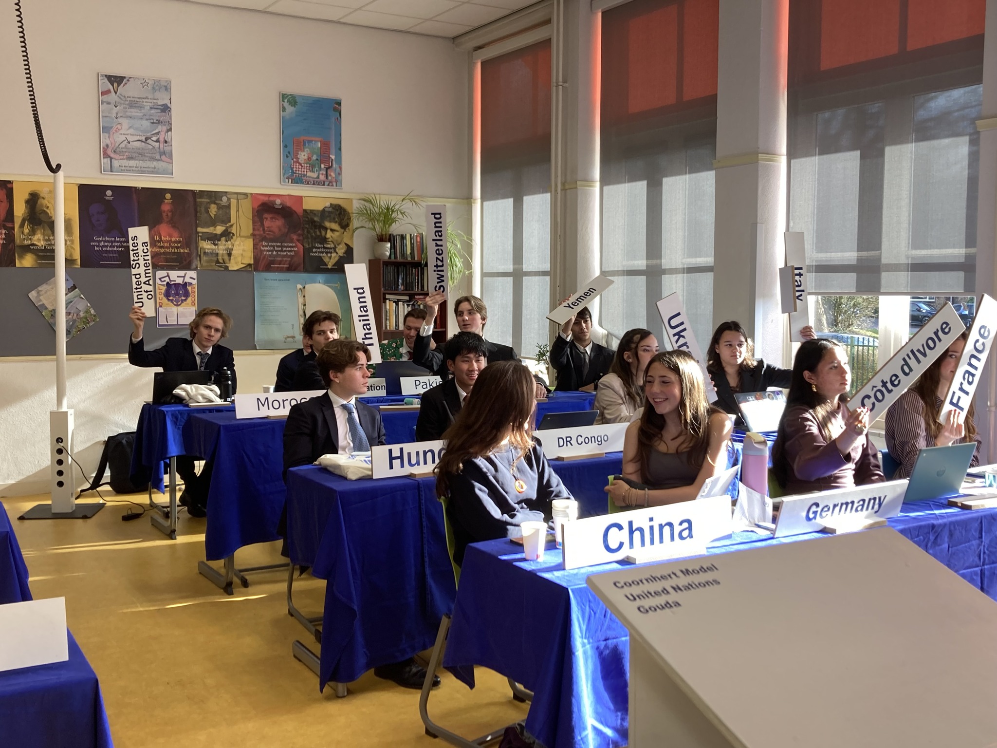 en gruppe mennesker som sitter ved bord