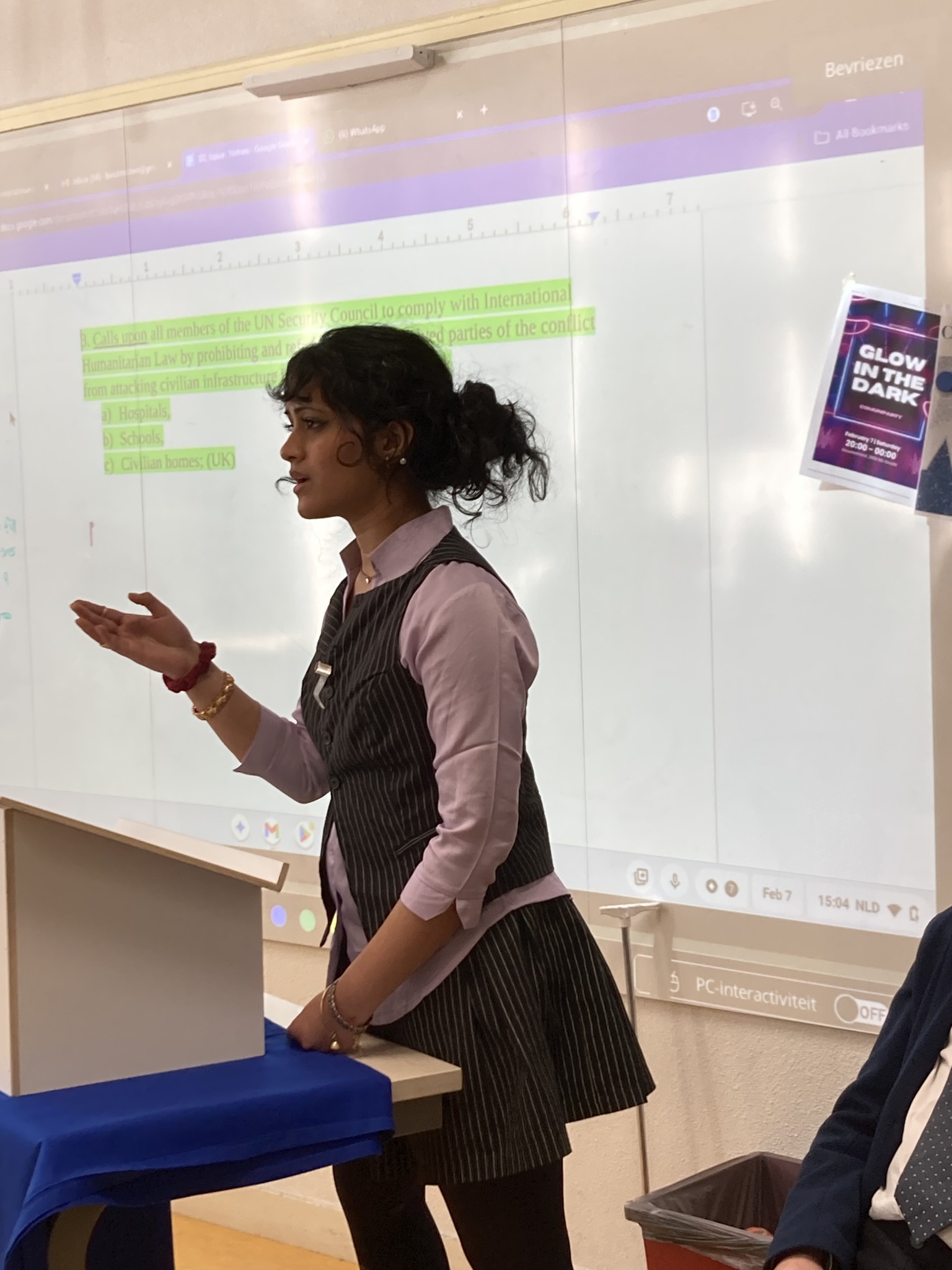 En person som står foran en whiteboard